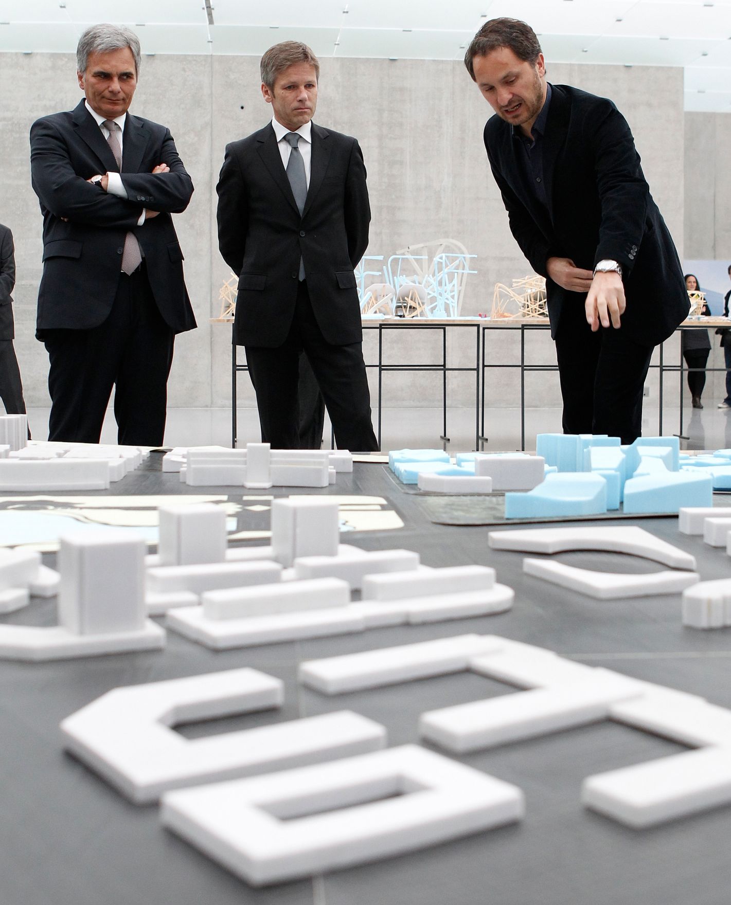 Am 20. Juli 2011 besuchte der Bundeskanzler die Ai Weiwei-Austellung im Kunsthaus Bregenz. Im Bild (v.l.n.r.) Bundeskanzler Werner Faymann, Staatssekret&auml;r Josef Ostermayer und Direktor Yilmaz Dziewior.