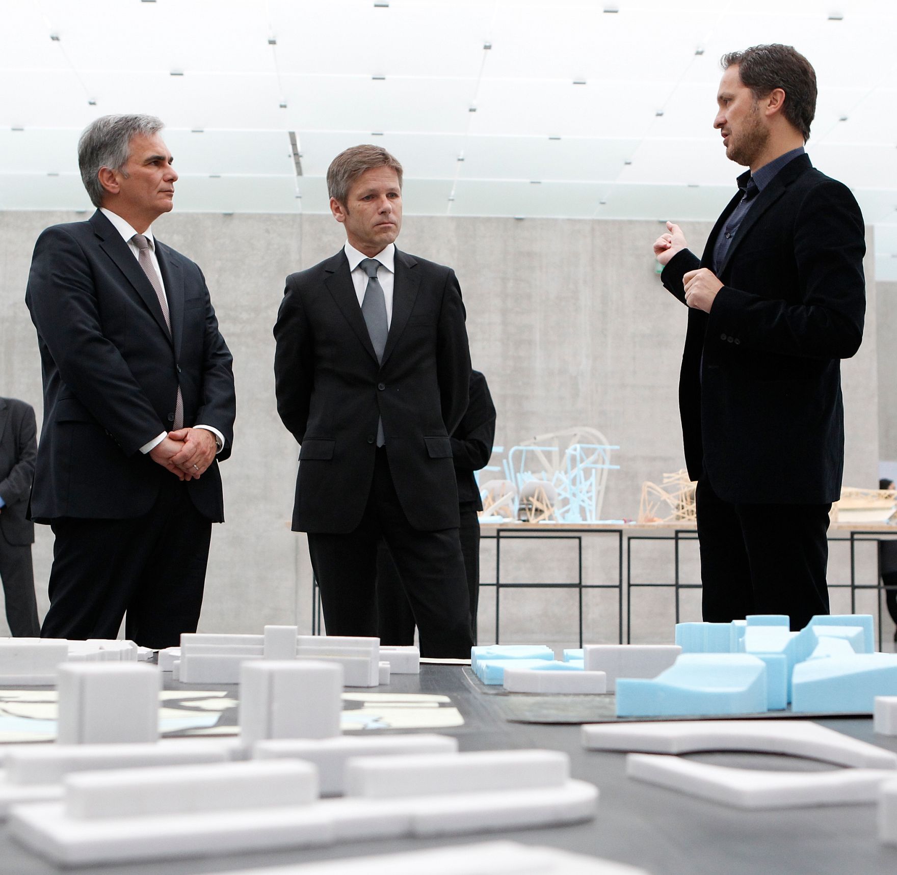 Am 20. Juli 2011 besuchte der Bundeskanzler die Ai Weiwei-Austellung im Kunsthaus Bregenz. Im Bild (v.l.n.r.) Bundeskanzler Werner Faymann, Staatssekret&auml;r Josef Ostermayer und Direktor Yilmaz Dziewior.