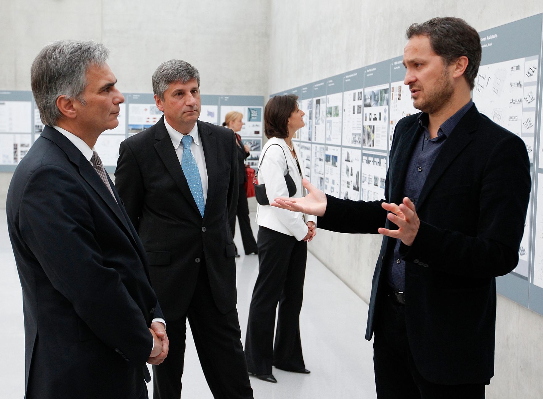 Am 20. Juli 2011 besuchte der Bundeskanzler die Ai Weiwei-Austellung im Kunsthaus Bregenz. Im Bild (v.l.n.r.) Bundeskanzler Werner Faymann, Au&szlig;enminister und Vizekanzler Michael Spindelegger und Direktor Yilmaz Dziewior.