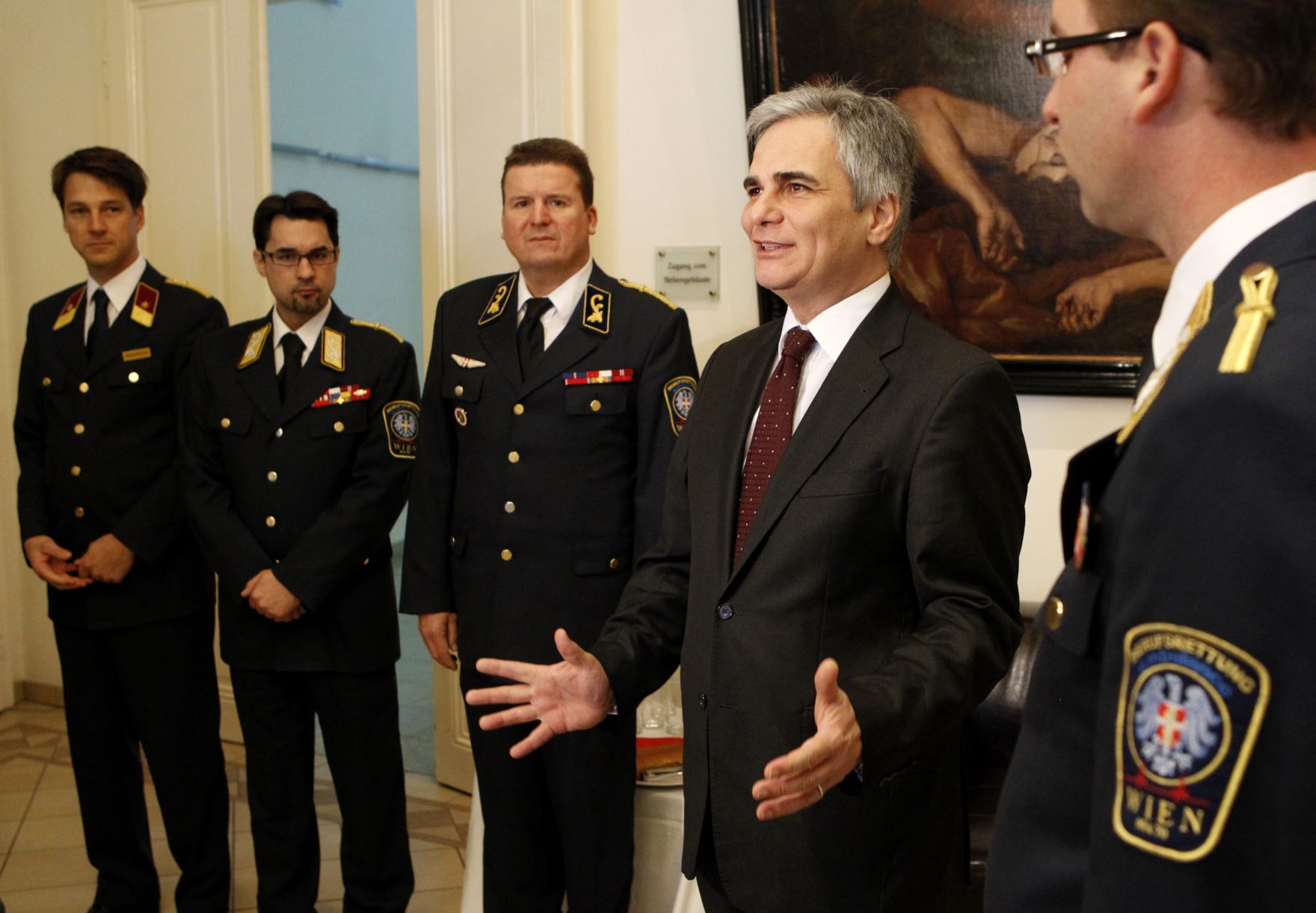 Am 25. Dezember 2011 besuchte Bundeskanzler Werner Faymann die Zentrale der Wiener Rettung im 3. Bezirk.