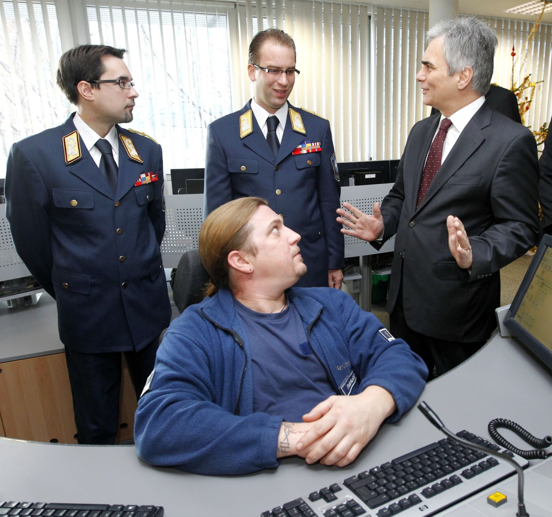 Am 25. Dezember 2011 besuchte Bundeskanzler Werner Faymann die Zentrale der Wiener Rettung im 3. Bezirk.
