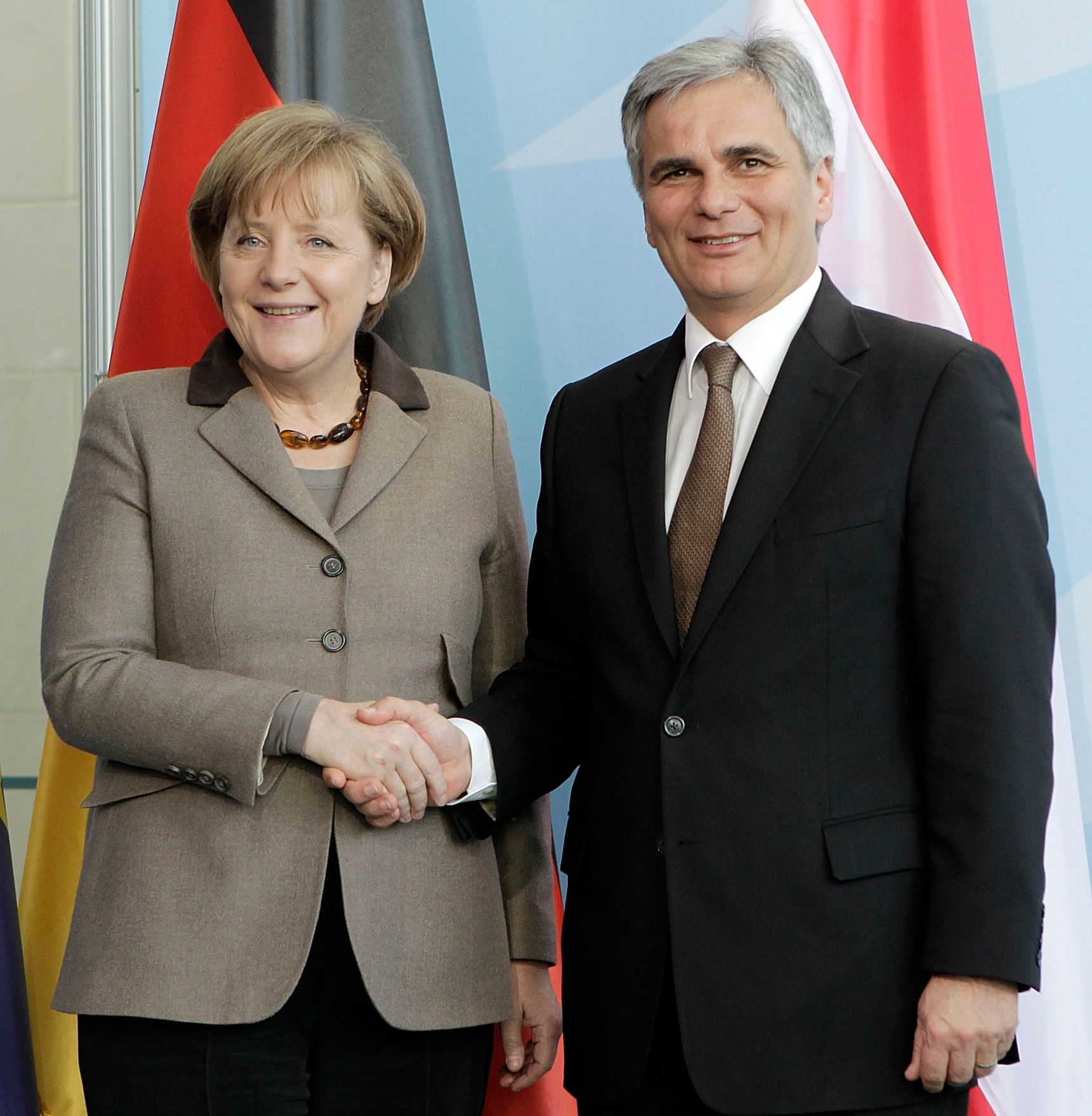 Am 2. M&auml;rz 2011 reiste der &Ouml;sterreichische Bundeskanzler zu einem Arbeitsgespr&auml;ch mit der deutschen Bundeskanzlerin nach Berlin. Im Bild Bundeskanzler Werner Faymann (r.) mit seiner deutschen Amtskollegin Angela Merkel (l.) nach der gemeinsamen Pressekonferenz.