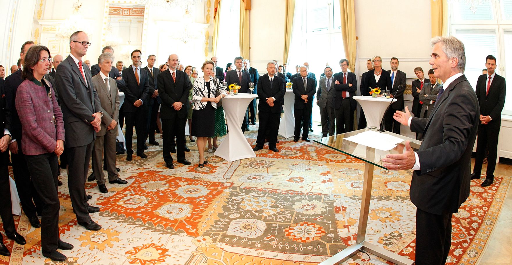 Am 2. September 2011 empfing Bundeskanzler Werner Faymann die Teilnehmerinnen und Teilnehmer der Botschafterkonferenz im Bundeskanzleramt.