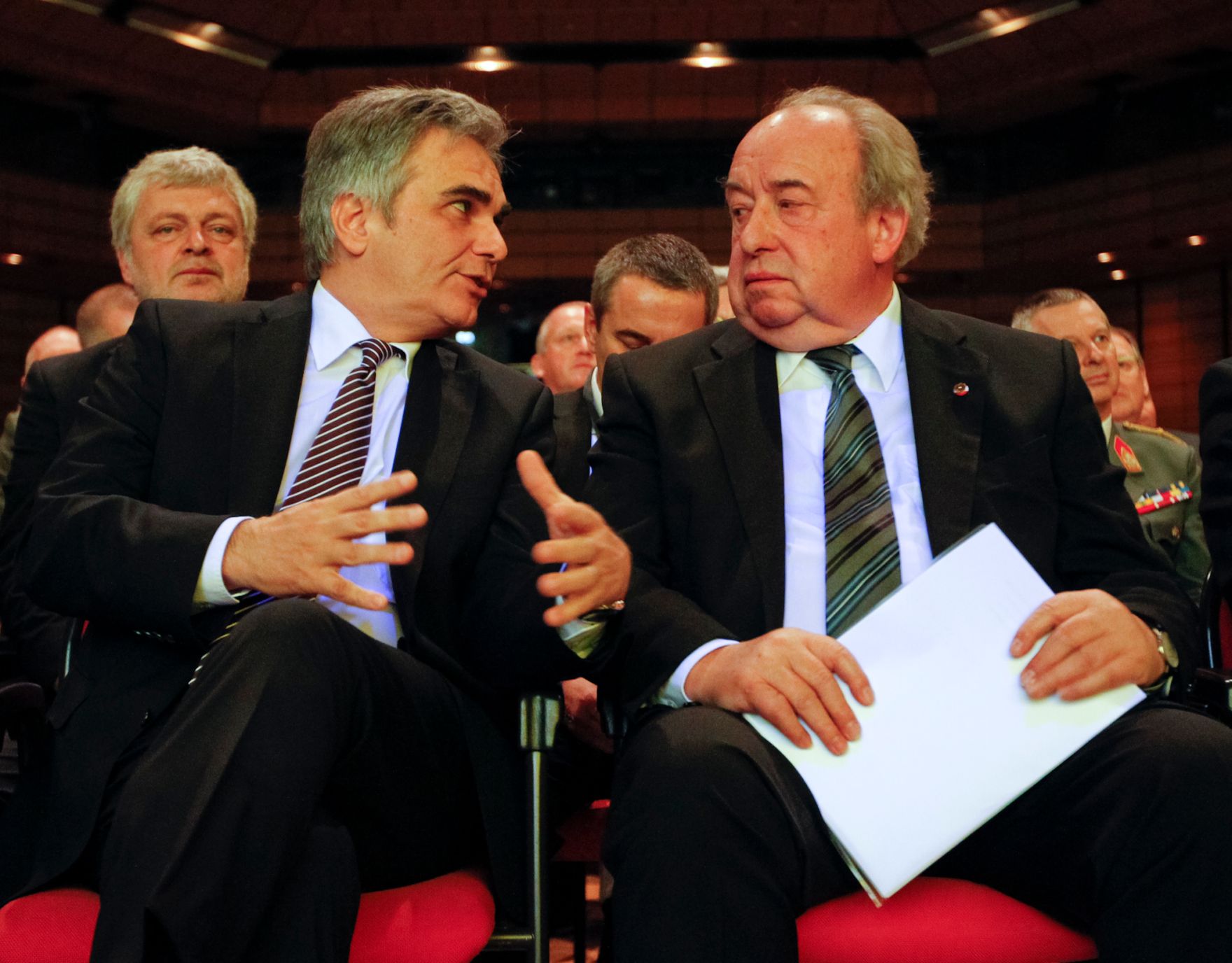 Am 8. November 2011 nahm der Bundeskanzler an der feierlichen Er&ouml;ffnung des Bundeskongresses der Gewerkschaft &ouml;ffentlicher Dienst im Wiener Austria Center teil. Im Bild Bundeskanzler Werner Faymann (l.) mit G&Ouml;D-Vorsitzenden Fritz Neugebauer (r.).
