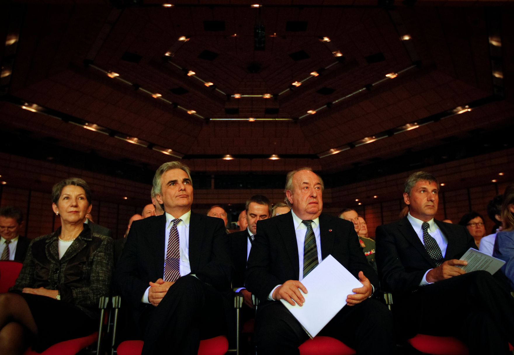 Am 8. November 2011 nahm der Bundeskanzler an der feierlichen Er&ouml;ffnung des Bundeskongresses der Gewerkschaft &ouml;ffentlicher Dienst im Wiener Austria Center teil. Im Bild (v.l.n.r.) Parlamentspr&auml;sidentin Barbara Prammer, Bundeskanzler Werner Faymann, G&Ouml;D-Vorsitzender Fritz Neugebauer und Au&szlig;enminister und Vizekanzler Micheal Spindelegger.