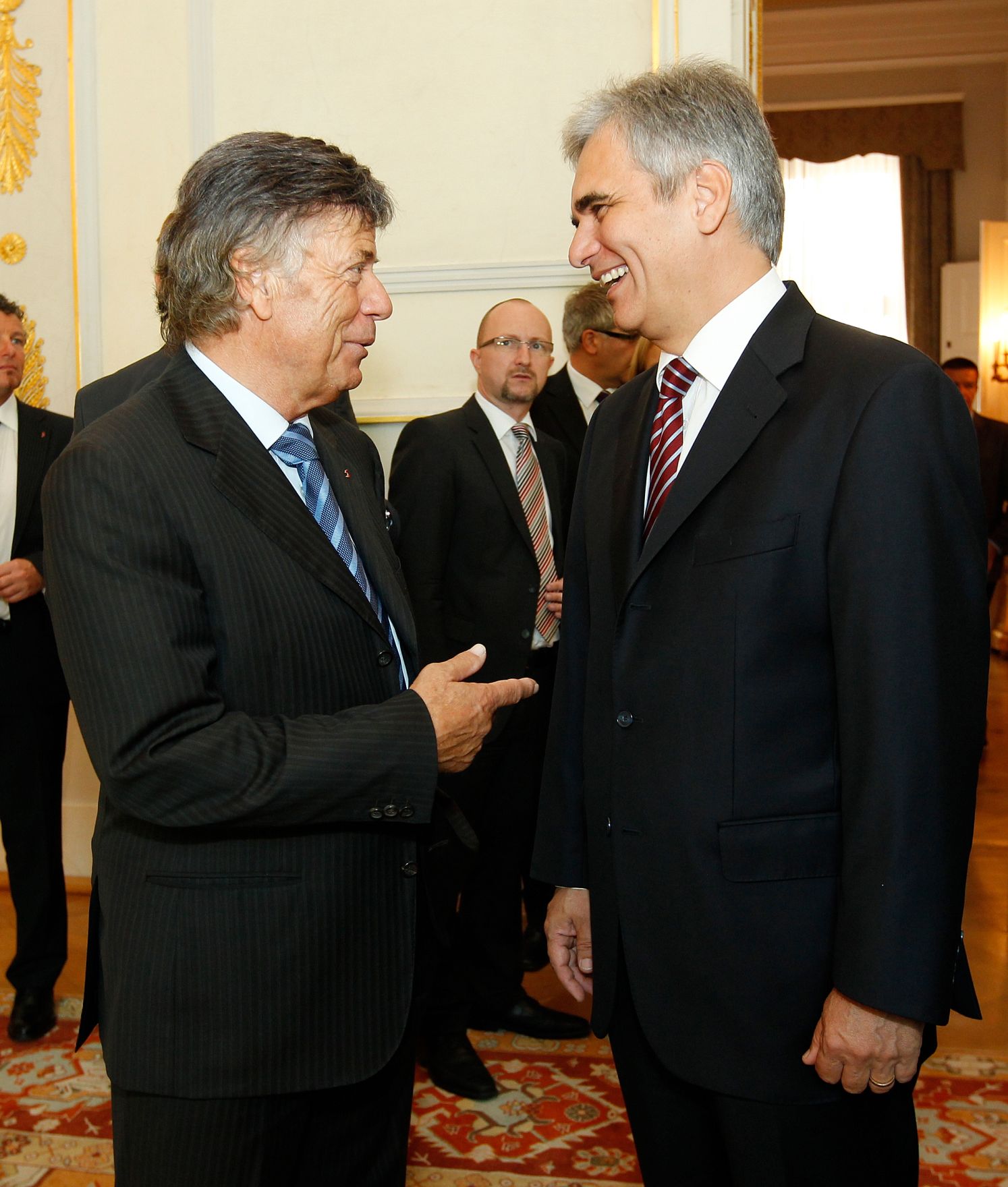 Am 14. September 2011 empfing der Bundeskanzler Sportlerinnen und Sportler des &Ouml;sterreichischen Skiverbandes (&Ouml;SV) im Bundeskanzleramt. Im Bild Bundeskanzler Werner Faymann (r.) mit &Ouml;SV-Pr&auml;sident Peter Schr&ouml;cksnadel (l.).