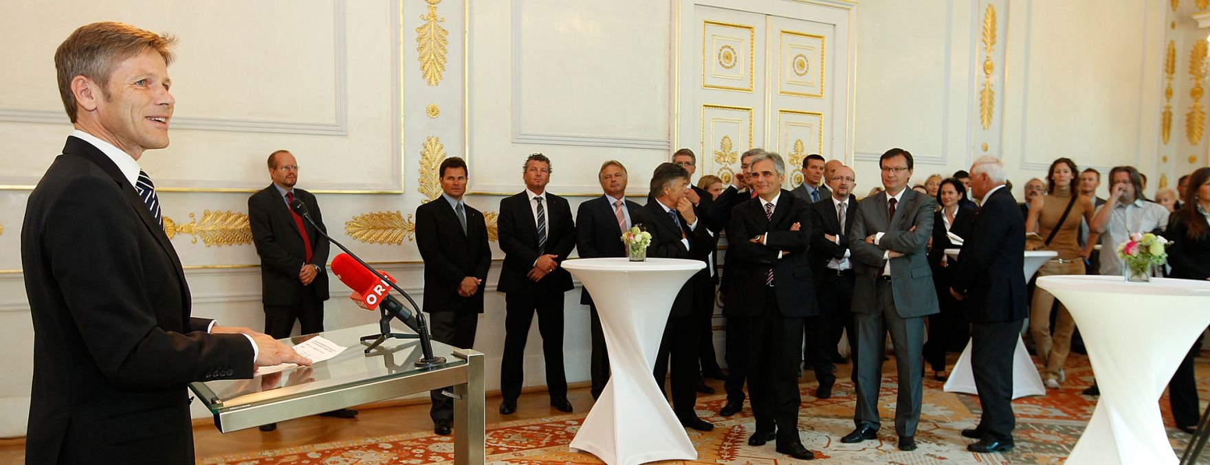 Am 14. September 2011 empfing Bundeskanzler Werner Faymann Sportlerinnen und Sportler des &Ouml;sterreichischen Skiverbandes (&Ouml;SV) im Bundeskanzleramt. Im Bild (l.) Staatssekret&auml;r Josef Ostermayer.
