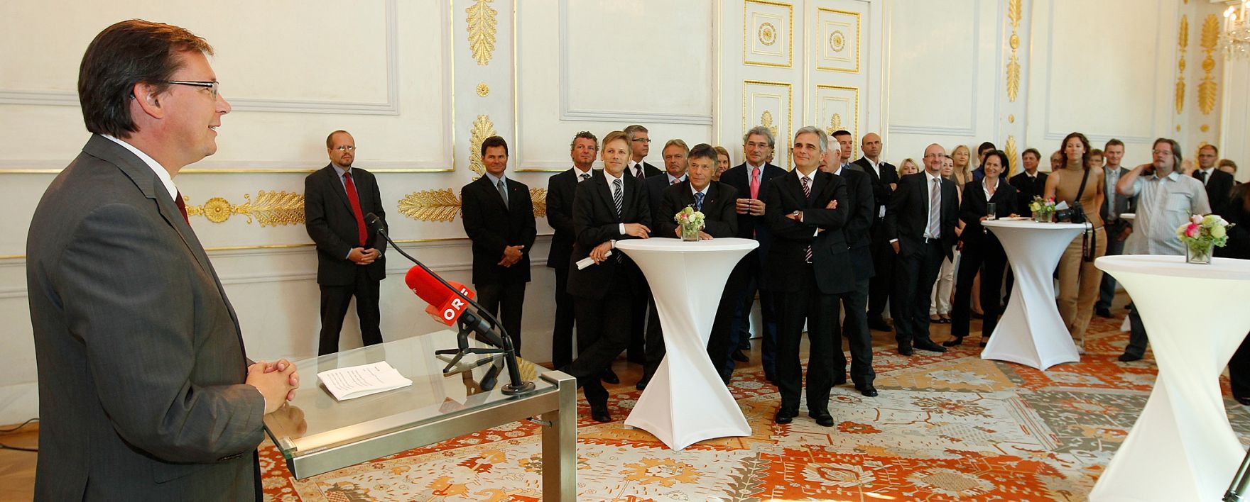 Am 14. September 2011 empfing Bundeskanzler Werner Faymann Sportlerinnen und Sportler des &Ouml;sterreichischen Skiverbandes (&Ouml;SV) im Bundeskanzleramt. Im Bild (l.) Sportminister Norbert Darabos.