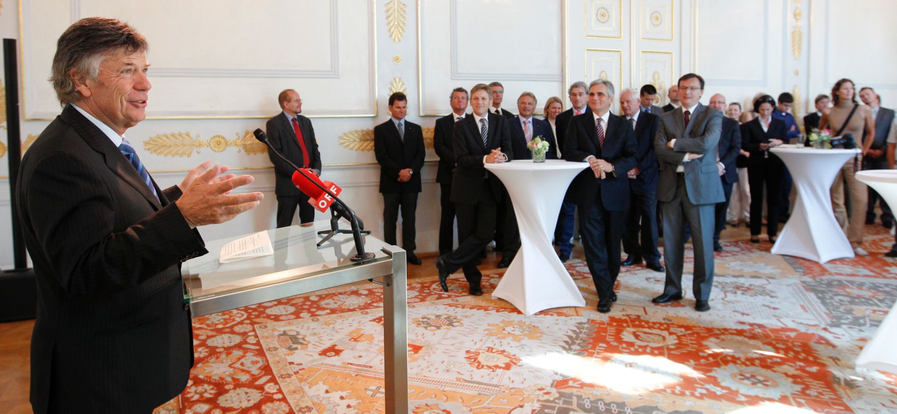 Am 14. September 2011 empfing Bundeskanzler Werner Faymann Sportlerinnen und Sportler des &Ouml;sterreichischen Skiverbandes (&Ouml;SV) im Bundeskanzleramt. Im Bild (l.) &Ouml;SV-Pr&auml;sident Peter Schr&ouml;cksnadel.