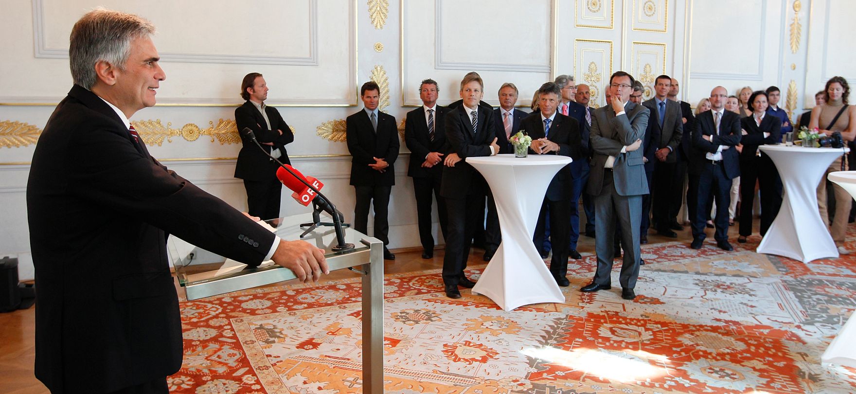 Am 14. September 2011 empfing Bundeskanzler Werner Faymann (l.) Sportlerinnen und Sportler des &Ouml;sterreichischen Skiverbandes (&Ouml;SV) im Bundeskanzleramt.