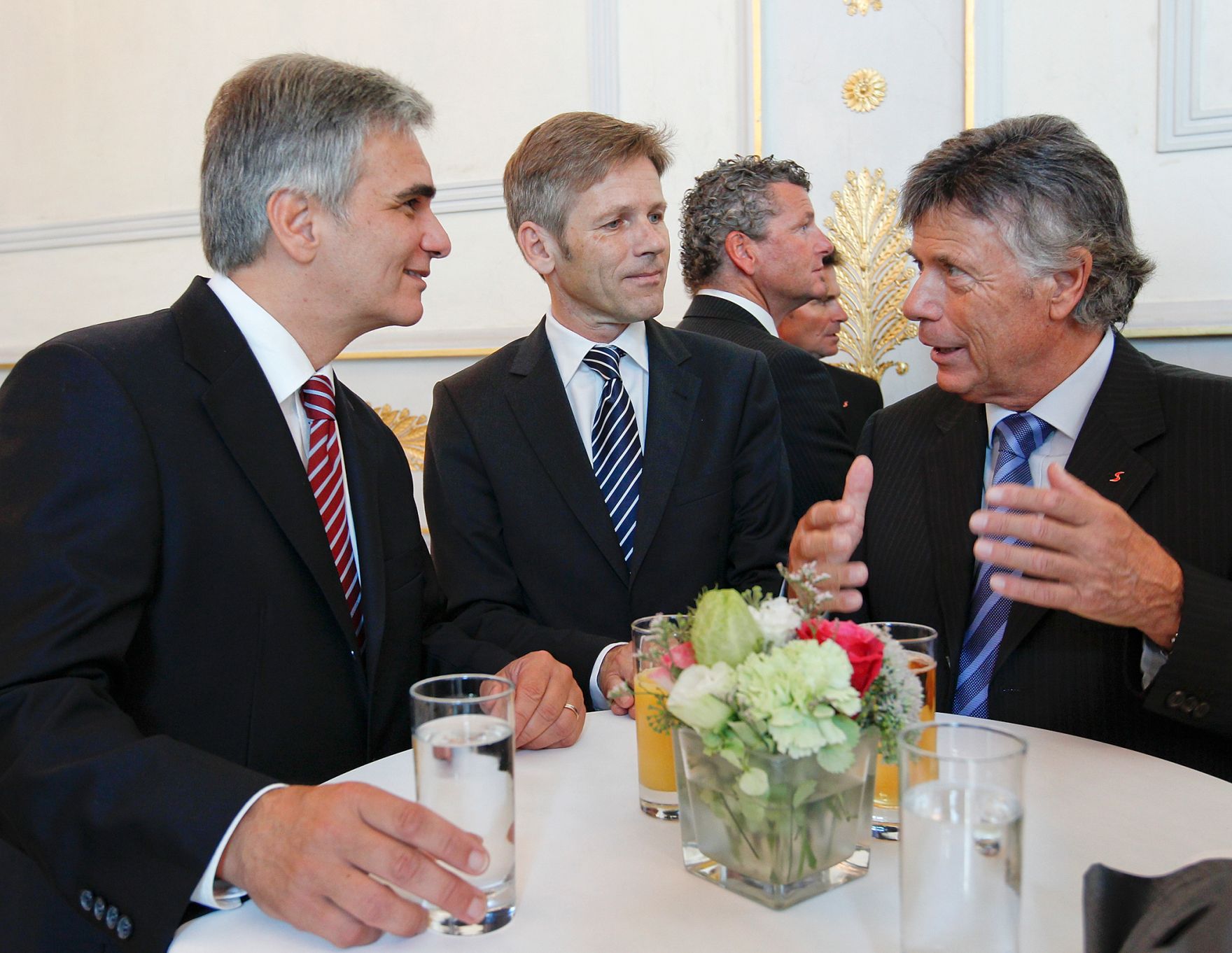 Am 14. September 2011 empfing der Bundeskanzler Sportlerinnen und Sportler des &Ouml;sterreichischen Skiverbandes (&Ouml;SV) im Bundeskanzleramt. Im Bild Bundeskanzler Werner Faymann (l.) mit Staatssekret&auml;r Josef Ostermayer (m.) und &Ouml;SV-Pr&auml;sident Peter Schr&ouml;cksnadel (r.).