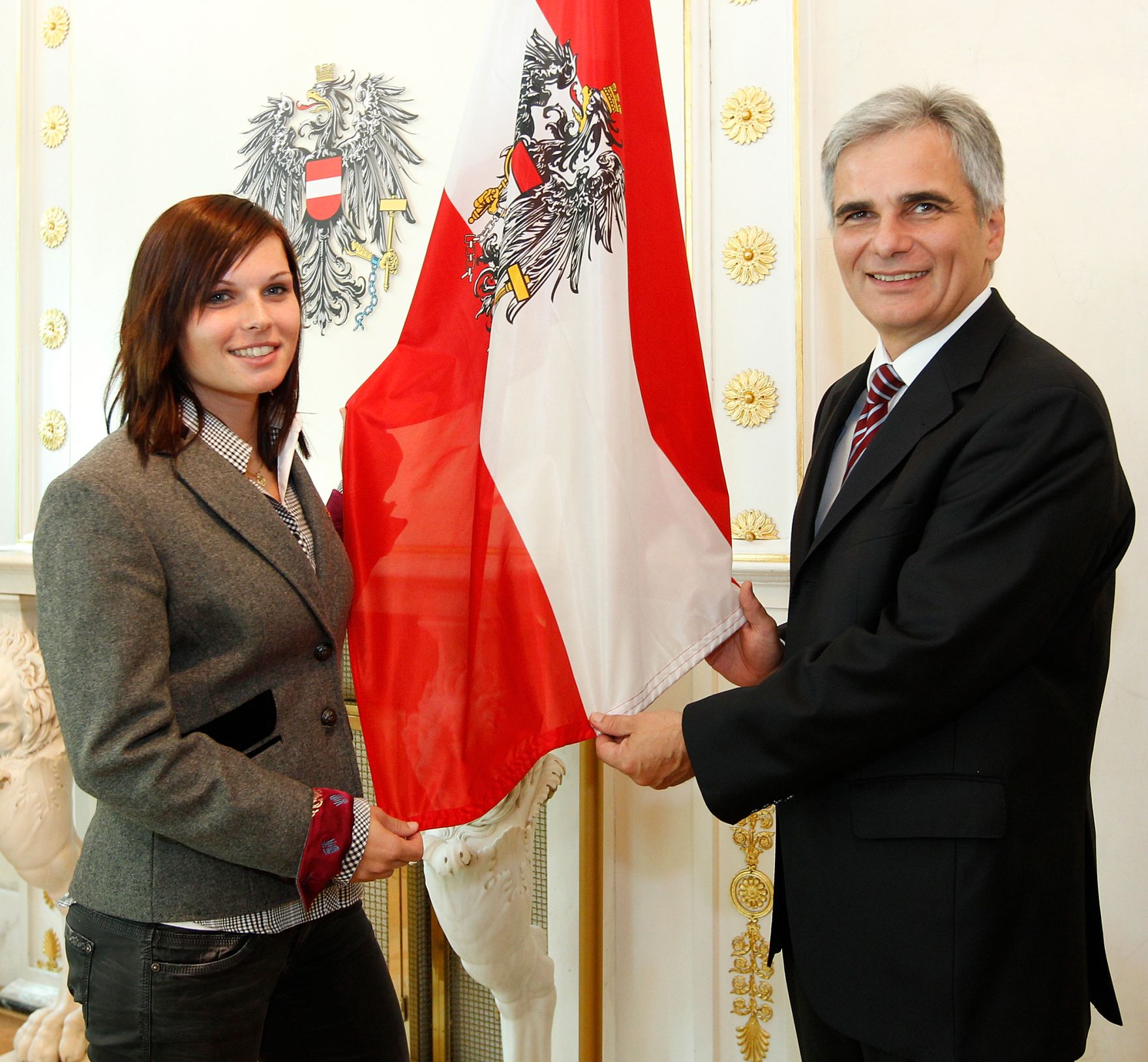 Am 14. September 2011 empfing der Bundeskanzler Sportlerinnen und Sportler des &Ouml;sterreichischen Skiverbandes (&Ouml;SV) im Bundeskanzleramt. Im Bild Bundeskanzler Werner Faymann (r.) mit Anna Fenninger (l.).