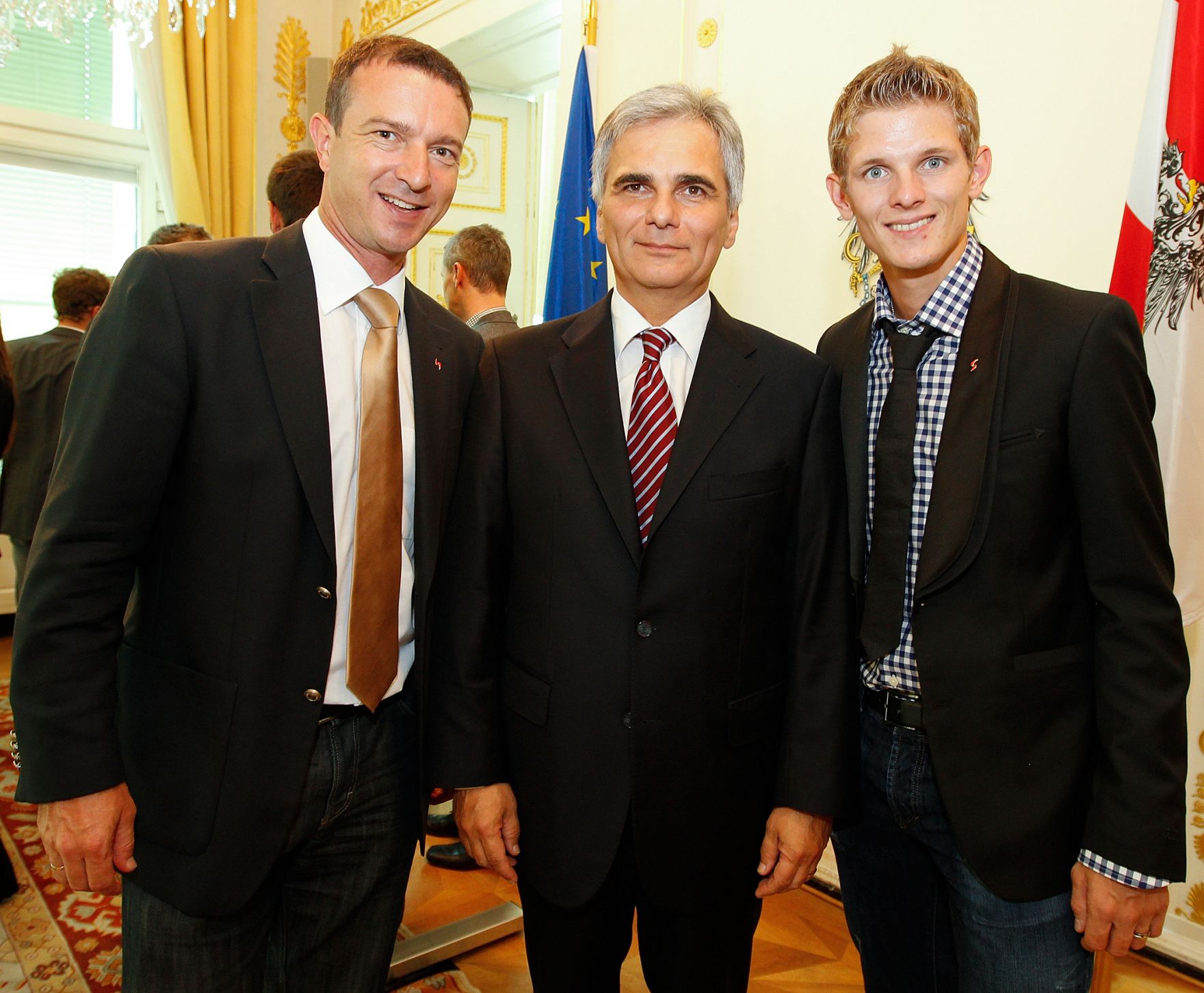 Am 14. September 2011 empfing der Bundeskanzler Sportlerinnen und Sportler des &Ouml;sterreichischen Skiverbandes (&Ouml;SV) im Bundeskanzleramt. Im Bild Bundeskanzler Werner Faymann (m.) mit Trainer Alexander Pointner (l.) und Thomas Morgenstern (r.).