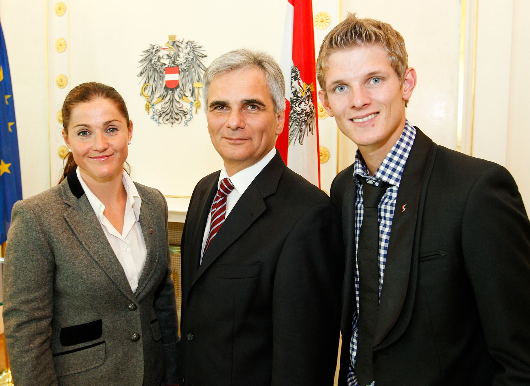 Am 14. September 2011 empfing der Bundeskanzler Sportlerinnen und Sportler des &Ouml;sterreichischen Skiverbandes (&Ouml;SV) im Bundeskanzleramt. Im Bild Bundeskanzler Werner Faymann (m.) mit Elisabeth G&ouml;rgl (l.) und Thomas Morgenstern (r.).