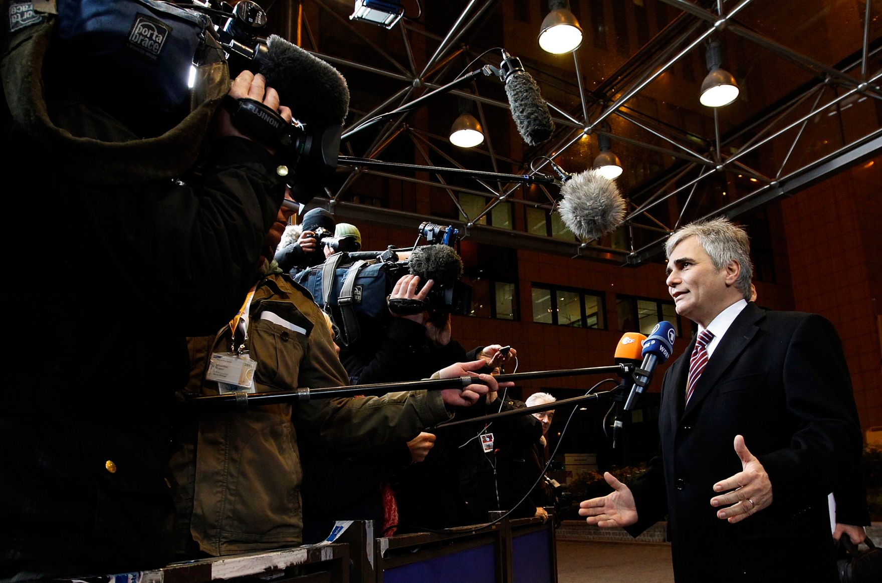 Am 8. Dezember 2011 begann in Br&uuml;ssel der zweit&auml;gige Europ&auml;ische Rat der EU-Staats- und Regierungschefs. Im Bild Bundeskanzler Werner Faymann bei Pressestatements.