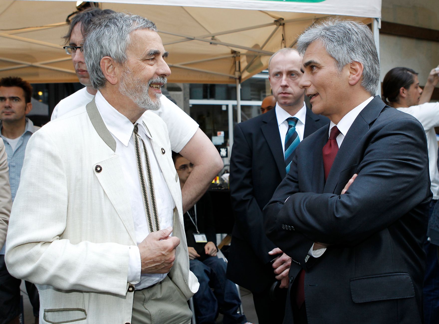 Am 25. April 2011 hielt der Bundeskanzler eine Rede bei der Gedenkkundgebung Tschernobyl und Fukushima - Verm&auml;chtnis und Verpflichtung. Im Bild Bundeskanzler Werner Faymann (r.) mit dem Atom- und Risikoforscher Wolfgang Kromp (l).