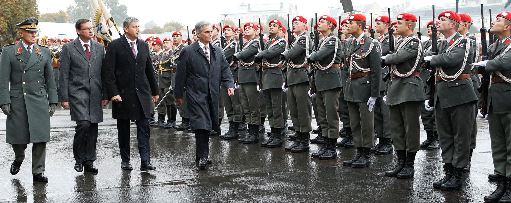 Am 26. Oktober 2011 fand anl&auml;sslich des Nationalfeiertages die traditionelle Kranzniederlegung am Grabmal des unbekannten Soldaten - zum Gedenken an die Gefallenen und Vermissten der beiden Weltkriege in der Krypta am Wiener Heldenplatz statt.