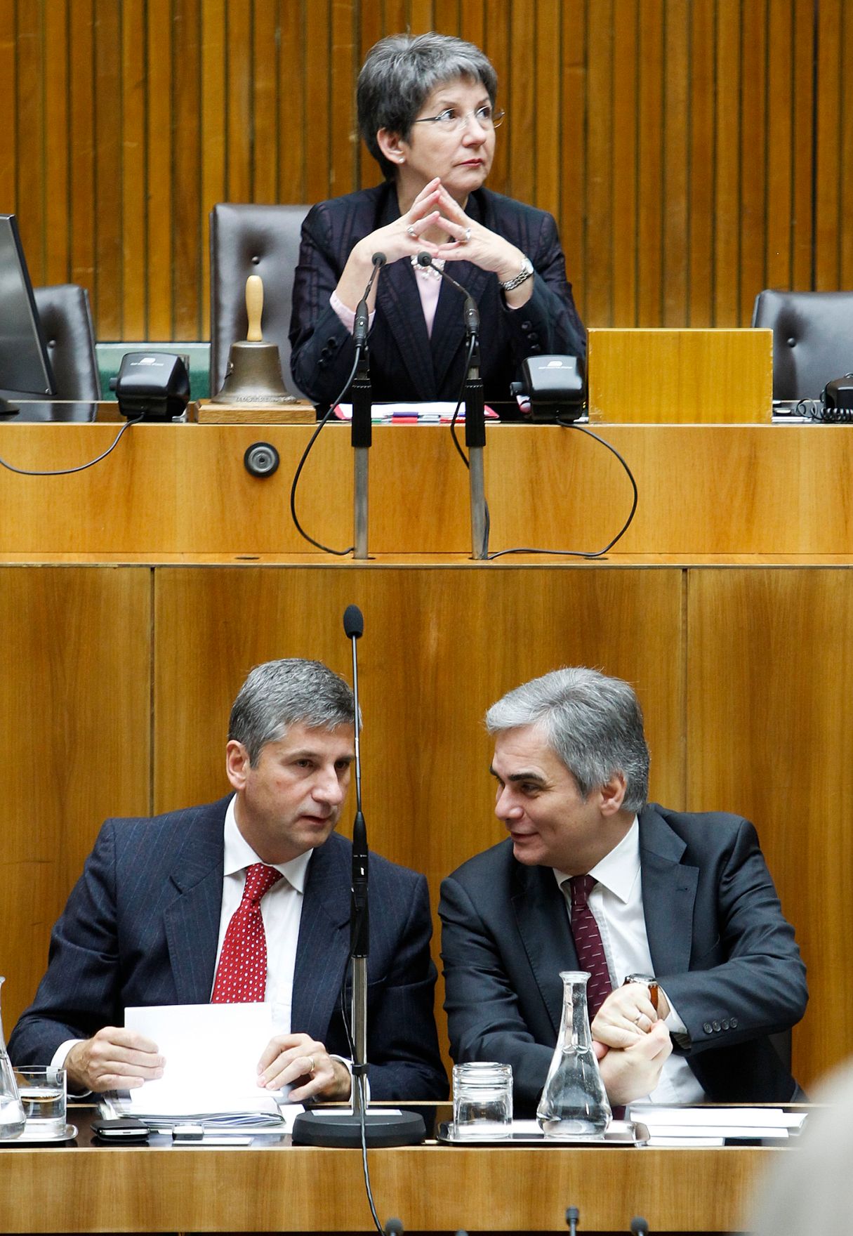 Bei einer Sondersitzung des Nationalrats am 14. Dezember 2011 im Parlament gab der Bundeskanzler eine Erkl&auml;rung zu den Ergebnissen des Europ&auml;ischen Rates vom 8. und 9. Dezember 2011 ab. Im Bild Bundeskanzler Werner Faymann (v.r.) mit Au&szlig;enminister und Vizekanzler Michael Spindelegger (v.l.) und Parlamentspr&auml;sidentin Barbara Prammer (h.).