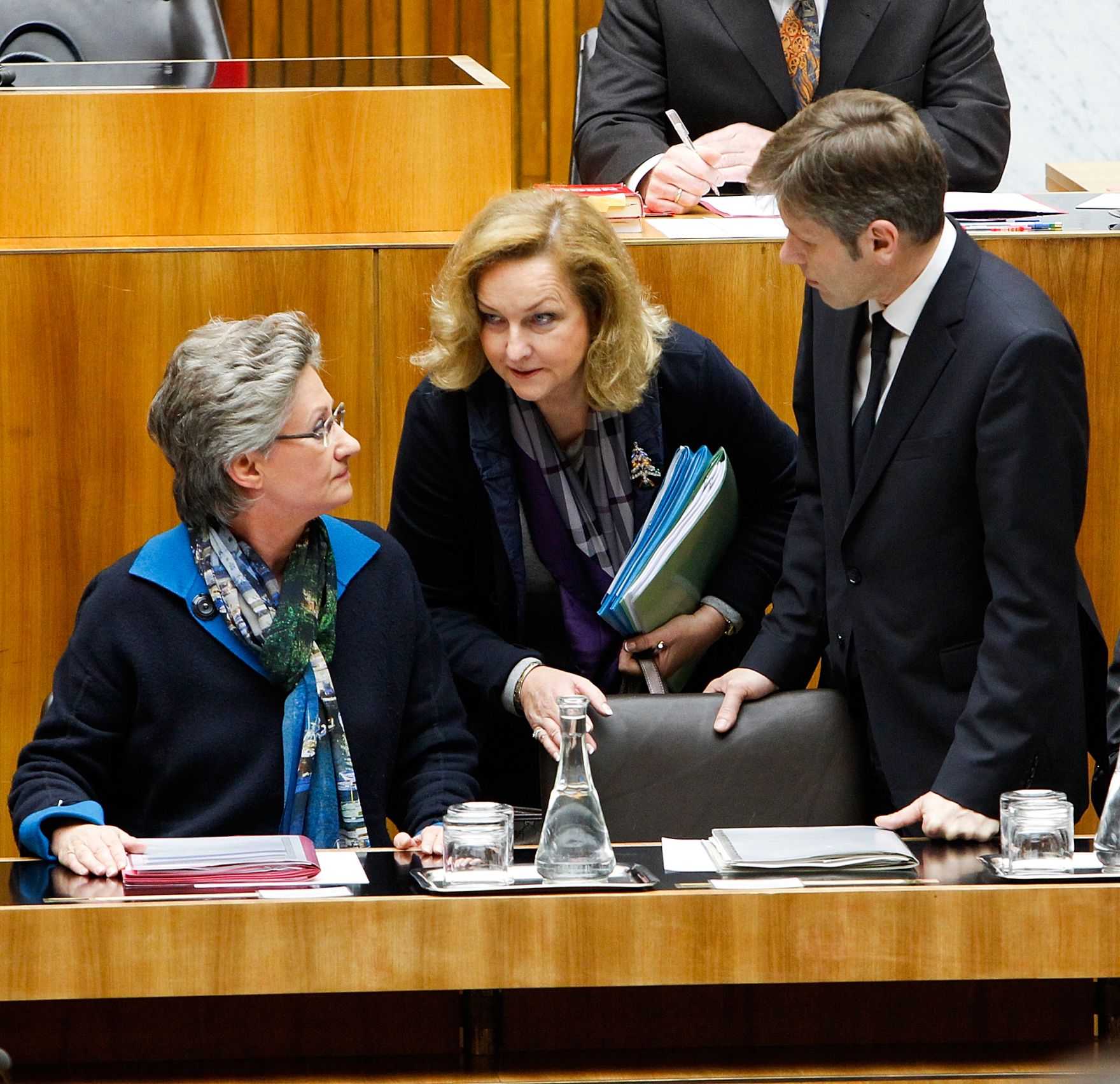 Bei einer Sondersitzung des Nationalrats am 14. Dezember 2011 im Parlament gab der Bundeskanzler eine Erkl&auml;rung zu den Ergebnissen des Europ&auml;ischen Rates vom 8. und 9. Dezember 2011 ab. Im Bild Unterrichtsministerin Claudia Schmied (l.), Finanzministerin Maria Fekter (m.) und Staatssekret&auml;r Josef Ostermayer (r.).
