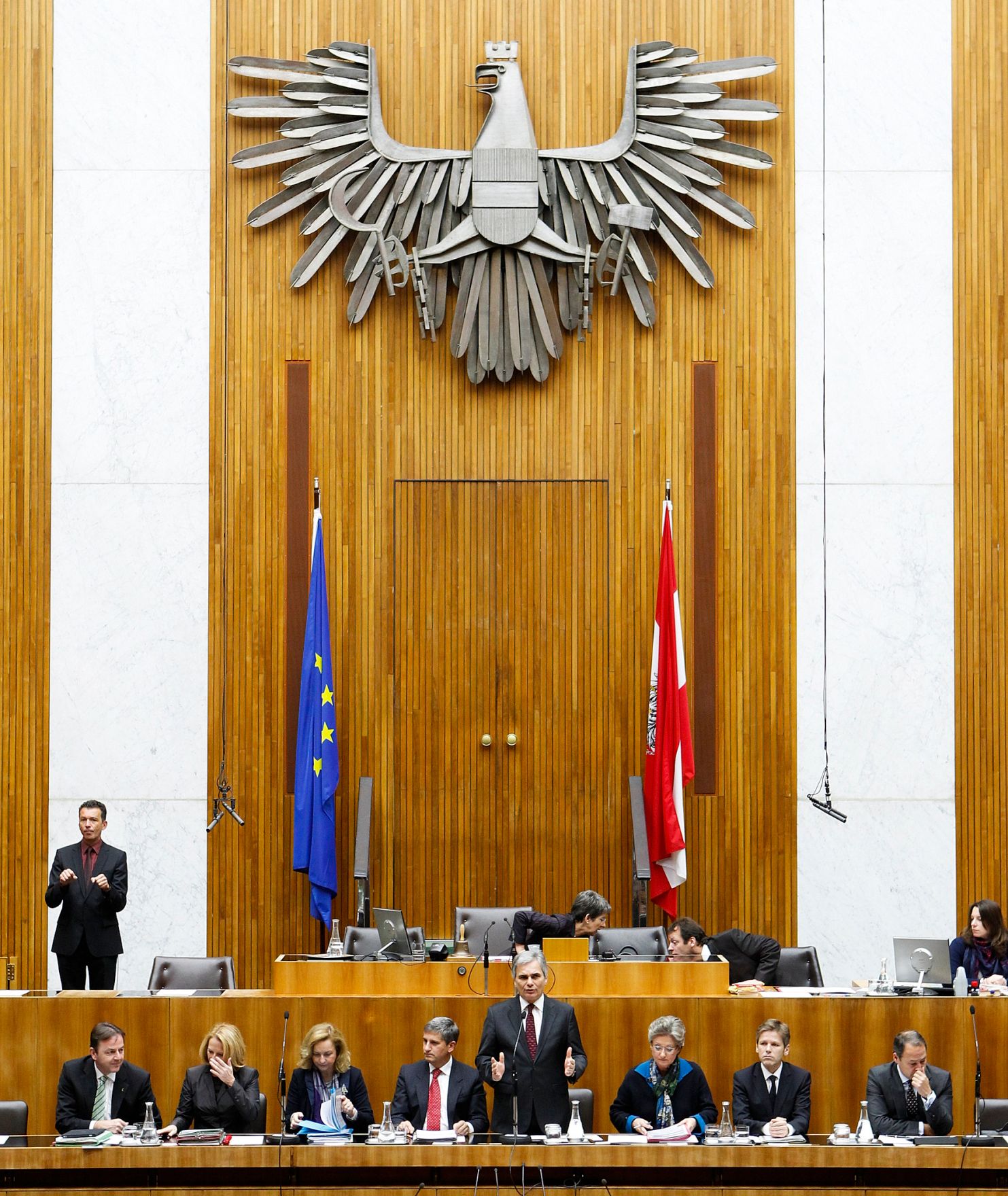 Bei einer Sondersitzung des Nationalrats am 14. Dezember 2011 im Parlament gab der Bundeskanzler eine Erkl&auml;rung zu den Ergebnissen des Europ&auml;ischen Rates vom 8. und 9. Dezember 2011 ab. Im Bild (v.l.n.r.) Landwirtschaftsminister Nikolaus Berlakovich, Verkehrsministerin Doris Bures, Finanzministerin Maria Fekter, Au&szlig;enminister und Vizekanzler Michael Spindelegger, Bundeskanzler Werner Faymann, Unterrichtsministerin Claudia Schmied, Staatssekret&auml;r Josef Ostermayer und Staatssekret&auml;r Andreas Schieder.