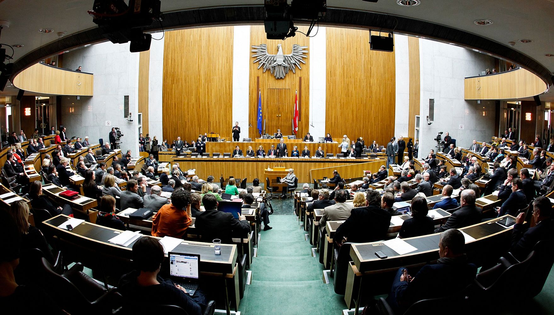Bei einer Sondersitzung des Nationalrats am 14. Dezember 2011 im Parlament gab Bundeskanzler Werner Faymann eine Erkl&auml;rung zu den Ergebnissen des Europ&auml;ischen Rates vom 8. und 9. Dezember 2011 ab. Im Bild