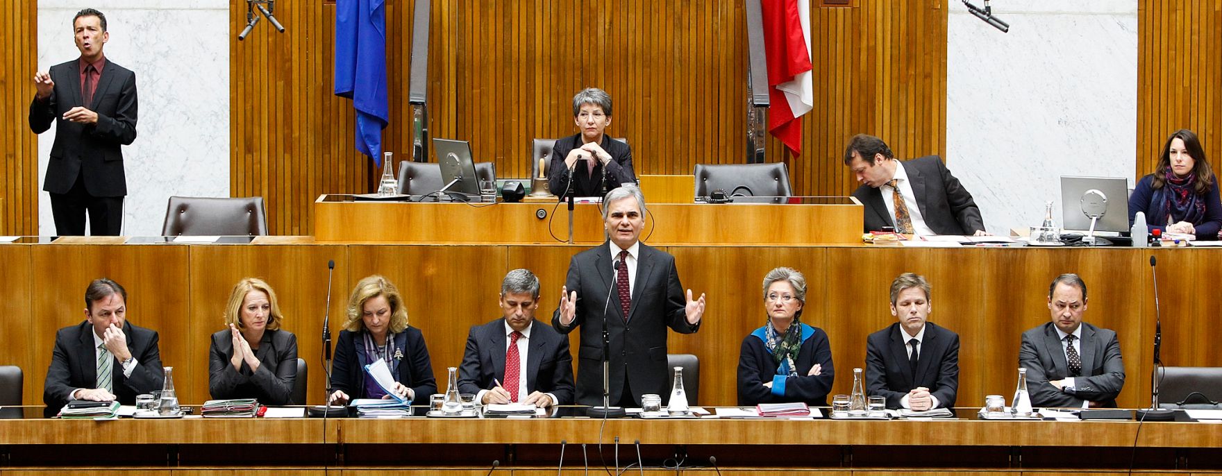 Bei einer Sondersitzung des Nationalrats am 14. Dezember 2011 im Parlament gab der Bundeskanzler eine Erkl&auml;rung zu den Ergebnissen des Europ&auml;ischen Rates vom 8. und 9. Dezember 2011 ab. Im Bild (v.l.n.r.) Landwirtschaftsminister Nikolaus Berlakovich, Verkehrsministerin Doris Bures, Finanzministerin Maria Fekter, Au&szlig;enminister und Vizekanzler Michael Spindelegger, Bundeskanzler Werner Faymann, Unterrichtsministerin Claudia Schmied, Staatssekret&auml;r Josef Ostermayer und Staatssekret&auml;r Andreas Schieder.