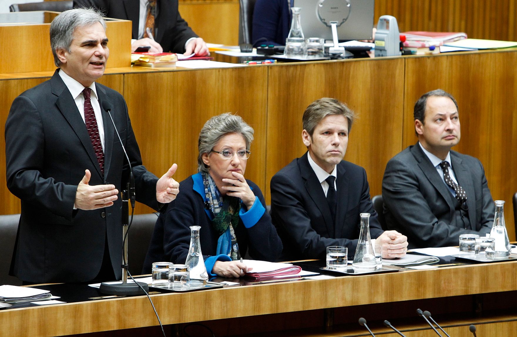 Bei einer Sondersitzung des Nationalrats am 14. Dezember 2011 im Parlament gab der Bundeskanzler eine Erkl&auml;rung zu den Ergebnissen des Europ&auml;ischen Rates vom 8. und 9. Dezember 2011 ab. Im Bild (v.l.n.r.) Bundeskanzler Werner Faymann, Unterrichtsministerin Claudia Schmied, Staatssekret&auml;r Josef Ostermayer und Staatssekret&auml;r Andreas Schieder.