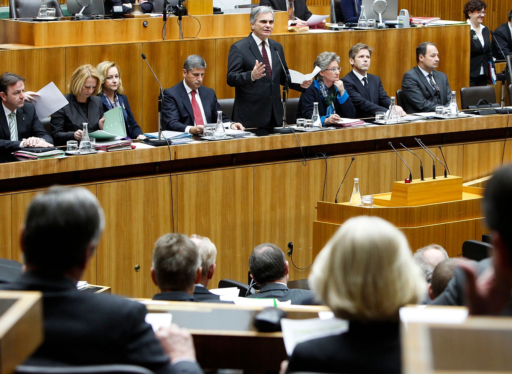 Bei einer Sondersitzung des Nationalrats am 14. Dezember 2011 im Parlament gab der Bundeskanzler eine Erkl&auml;rung zu den Ergebnissen des Europ&auml;ischen Rates vom 8. und 9. Dezember 2011 ab. Im Bild (v.l.n.r.) Landwirtschaftsminister Nikolaus Berlakovich, Verkehrsministerin Doris Bures, Finanzministerin Maria Fekter, Au&szlig;enminister und Vizekanzler Michael Spindelegger, Bundeskanzler Werner Faymann, Unterrichtsministerin Claudia Schmied, Staatssekret&auml;r Josef Ostermayer und Staatssekret&auml;r Andreas Schieder.