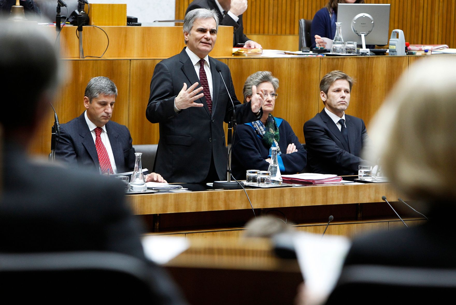 Bei einer Sondersitzung des Nationalrats am 14. Dezember 2011 im Parlament gab der Bundeskanzler eine Erkl&auml;rung zu den Ergebnissen des Europ&auml;ischen Rates vom 8. und 9. Dezember 2011 ab. Im Bild (v.l.n.r.) Au&szlig;enminister und Vizekanzler Michael Spindelegger, Bundeskanzler Werner Faymann, Unterrichtsministerin Claudia Schmied und Staatssekret&auml;r Josef Ostermayer.