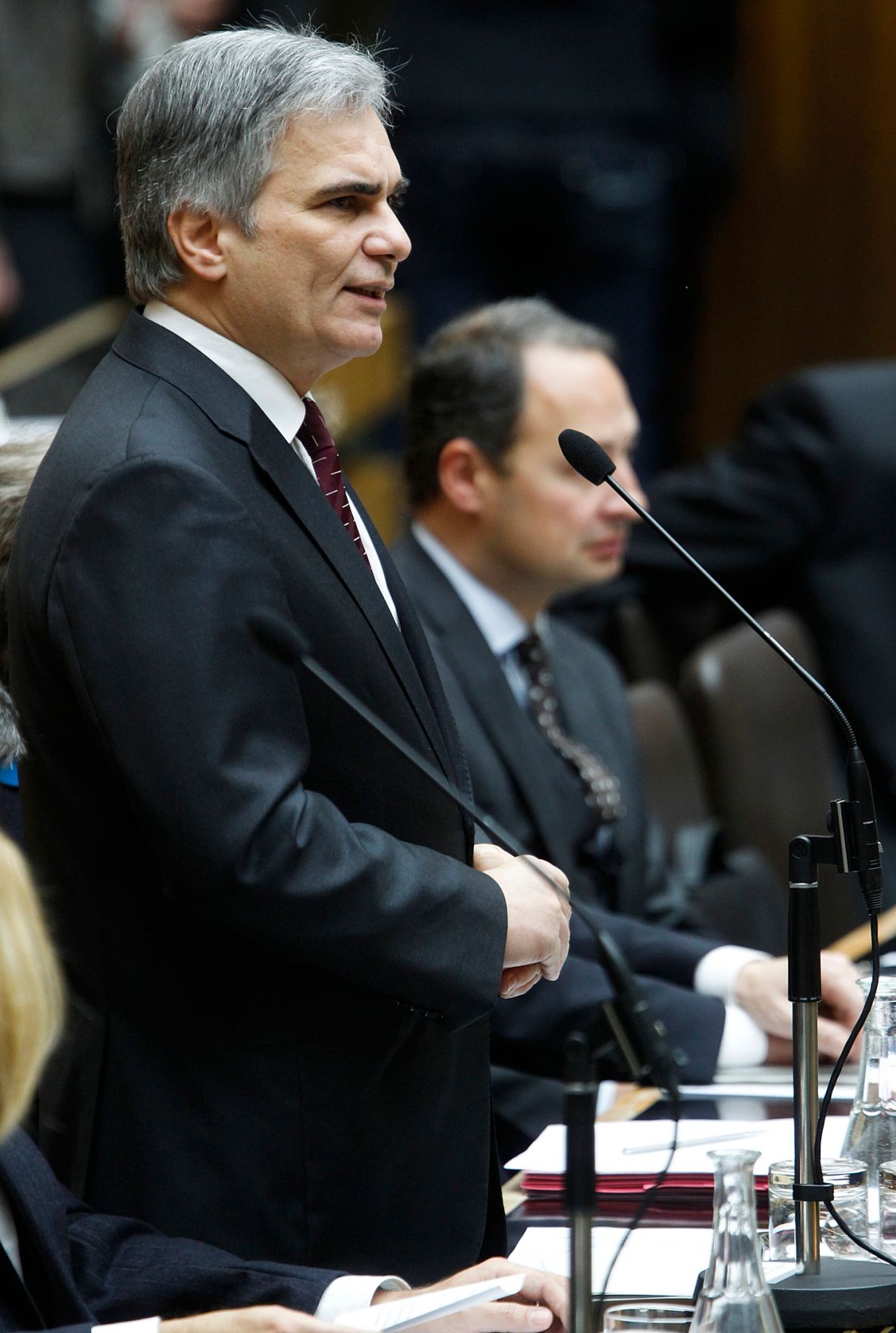 Bei einer Sondersitzung des Nationalrats am 14. Dezember 2011 im Parlament gab der Bundeskanzler eine Erkl&auml;rung zu den Ergebnissen des Europ&auml;ischen Rates vom 8. und 9. Dezember 2011 ab. Im Bild Bundeskanzler Werner Faymann (l.) mit Staatssekret&auml;r Andreas Schieder (r.).