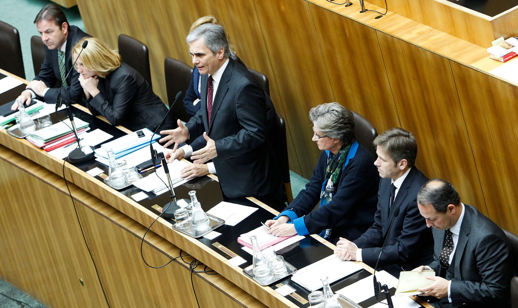 Bei einer Sondersitzung des Nationalrats am 14. Dezember 2011 im Parlament gab der Bundeskanzler eine Erkl&auml;rung zu den Ergebnissen des Europ&auml;ischen Rates vom 8. und 9. Dezember 2011 ab. Im Bild (v.l.n.r.) Landwirtschaftsminister Nikolaus Berlakovich, Verkehrsministerin Doris Bures, Bundeskanzler Werner Faymann, Unterrichtsministerin Claudia Schmied, Staatssekret&auml;r Josef Ostermayer und Staatssekret&auml;r Andreas Schieder.