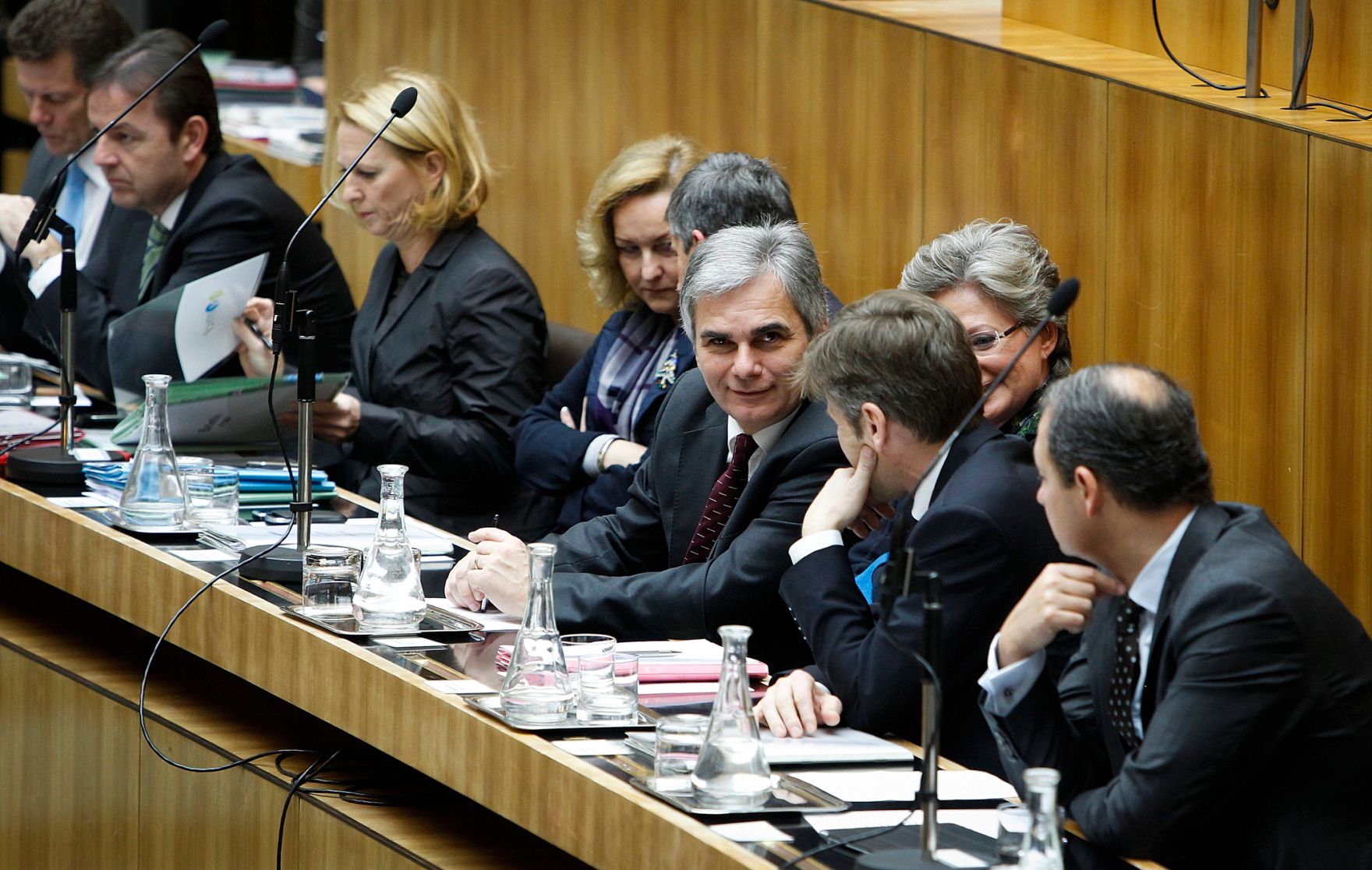 Bei einer Sondersitzung des Nationalrats am 14. Dezember 2011 im Parlament gab der Bundeskanzler eine Erkl&auml;rung zu den Ergebnissen des Europ&auml;ischen Rates vom 8. und 9. Dezember 2011 ab. Im Bild (v.l.n.r.) Landwirtschaftsminister Nikolaus Berlakovich, Verkehrsministerin Doris Bures, Finanzministerin Maria Fekter, Au&szlig;enminister und Vizekanzler Michael Spindelegger, Bundeskanzler Werner Faymann, Unterrichtsministerin Claudia Schmied, Staatssekret&auml;r Josef Ostermayer und Staatssekret&auml;r Andreas Schieder.