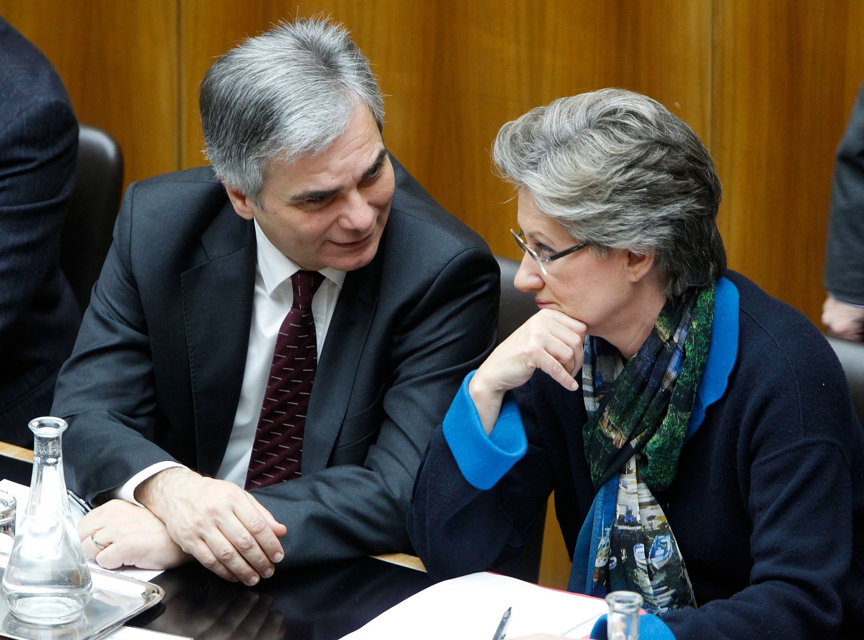 Bei einer Sondersitzung des Nationalrats am 14. Dezember 2011 im Parlament gab der Bundeskanzler eine Erkl&auml;rung zu den Ergebnissen des Europ&auml;ischen Rates vom 8. und 9. Dezember 2011 ab. Im Bild Bundeskanzler Werner Faymann (l.) mit Unterrichtsministerin Claudia Schmied (r.).