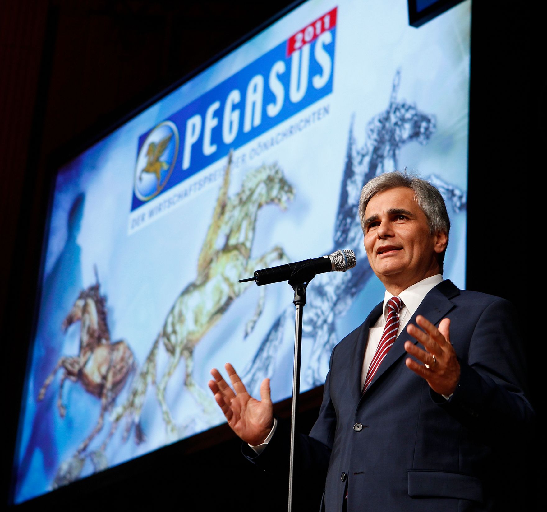Am 9. Juni 2011 hielt Bundeskanzler Werner Faymann Begr&uuml;&szlig;ungsworte bei der Galanacht der Wirtschaft "PEGASUS" der Ober&ouml;sterreichischen Nachrichten in Linz.