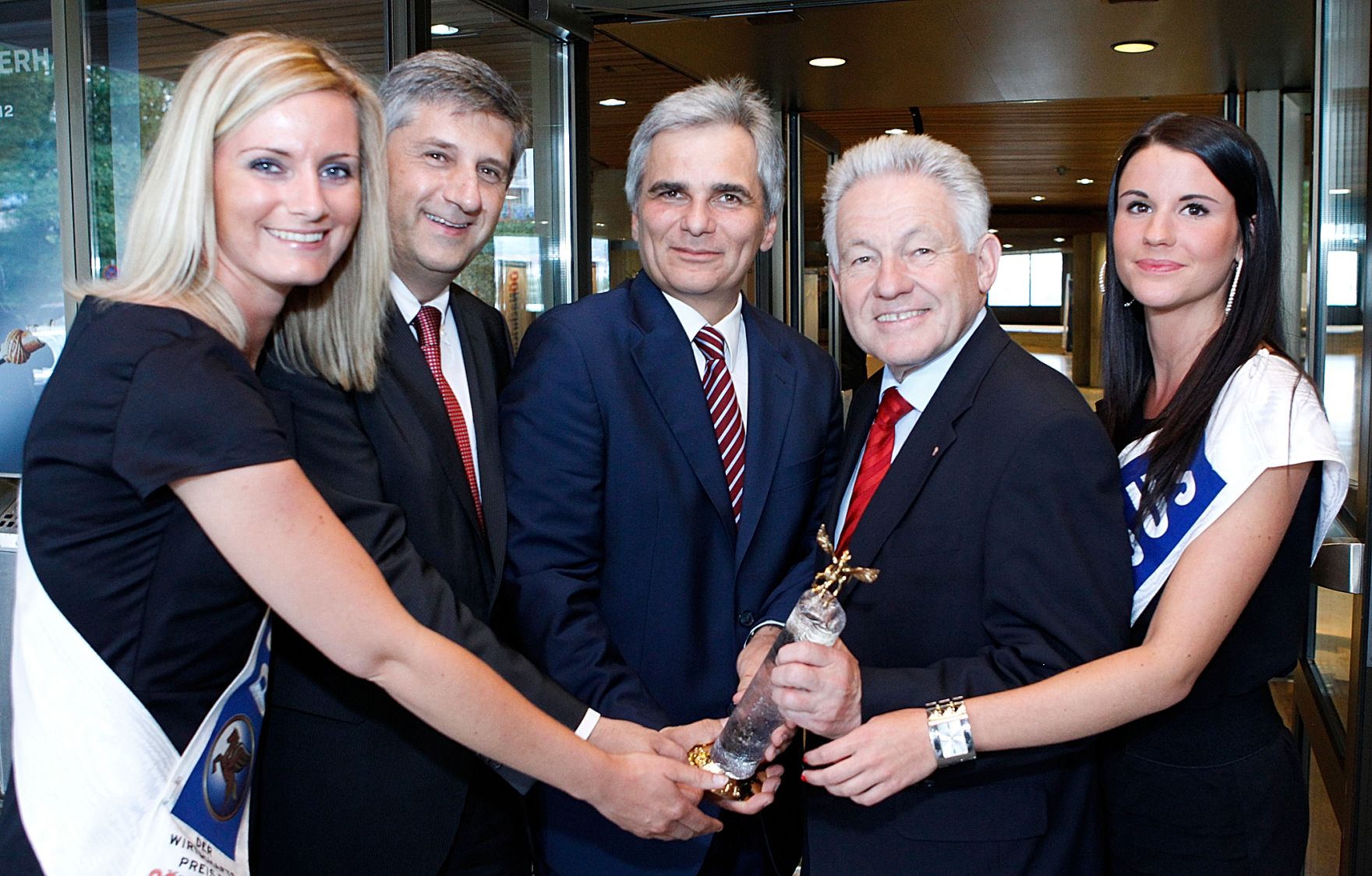 Am 9. Juni 2011 hielt Bundeskanzler Werner Faymann (m.) Begr&uuml;&szlig;ungsworte bei der Galanacht der Wirtschaft "PEGASUS" der Ober&ouml;sterreichischen Nachrichten in Linz. Im Bild mit Au&szlig;enminister und Vizekanzler Michael Spindelegger (l.) und Landeshauptmann Josef P&uuml;hringer (r.).
