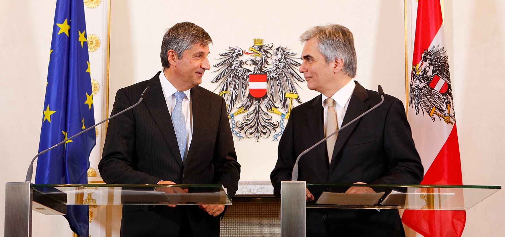 Bundeskanzler Werner Faymann (r.) mit Au&szlig;enminister und Vizekanzler Michael Spindelegger (l.) beim Pressefoyer nach dem Ministerrat am 29. November 2011 im Bundeskanzleramt.
