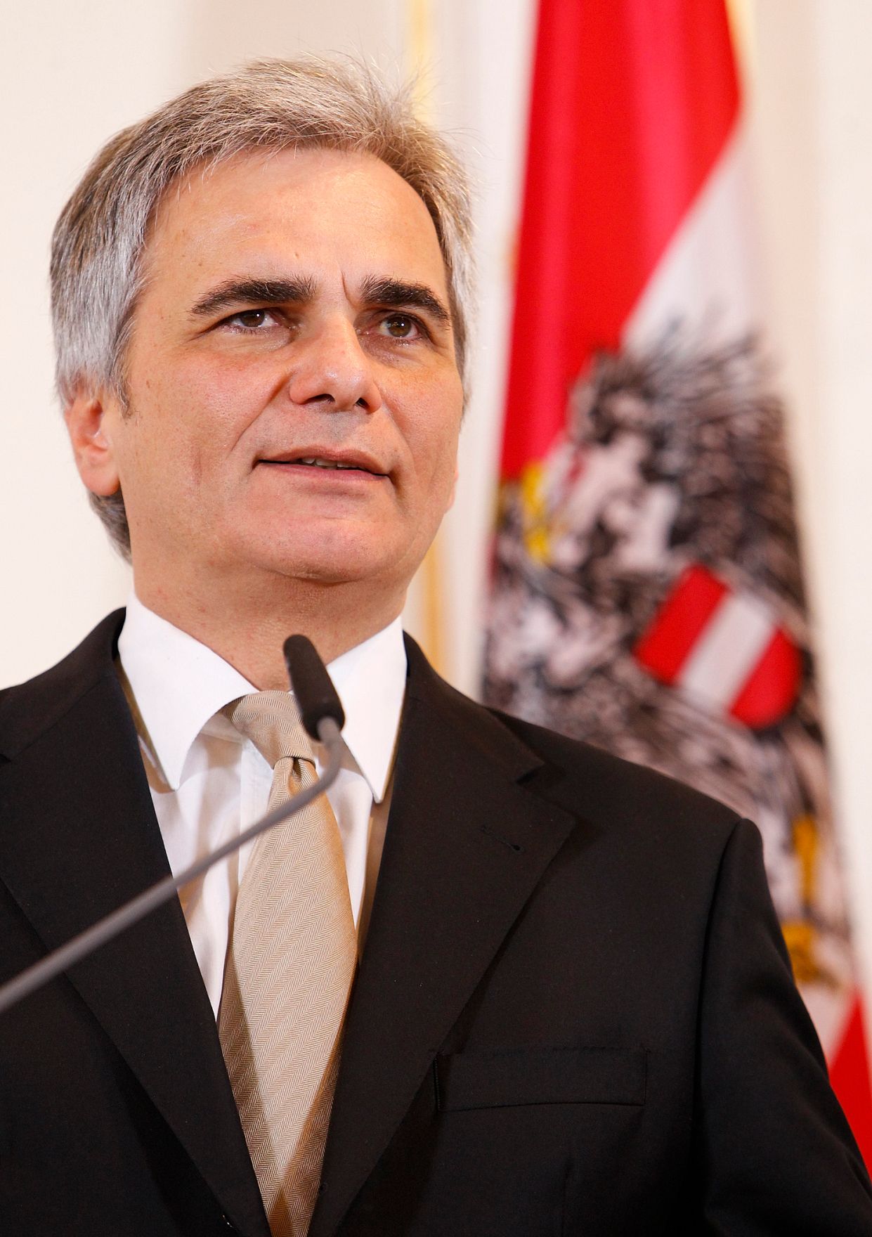 Bundeskanzler Werner Faymann beim Pressefoyer nach dem Ministerrat am 29. November 2011 im Bundeskanzleramt.