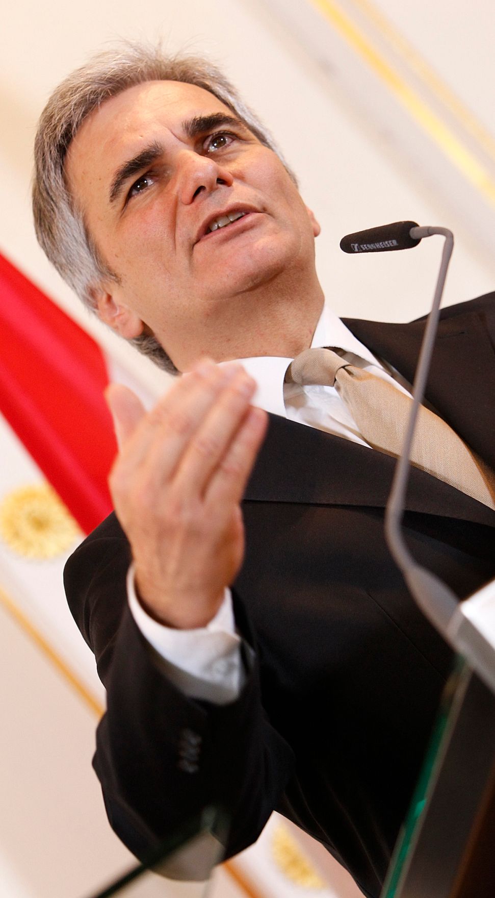Bundeskanzler Werner Faymann beim Pressefoyer nach dem Ministerrat am 29. November 2011 im Bundeskanzleramt.