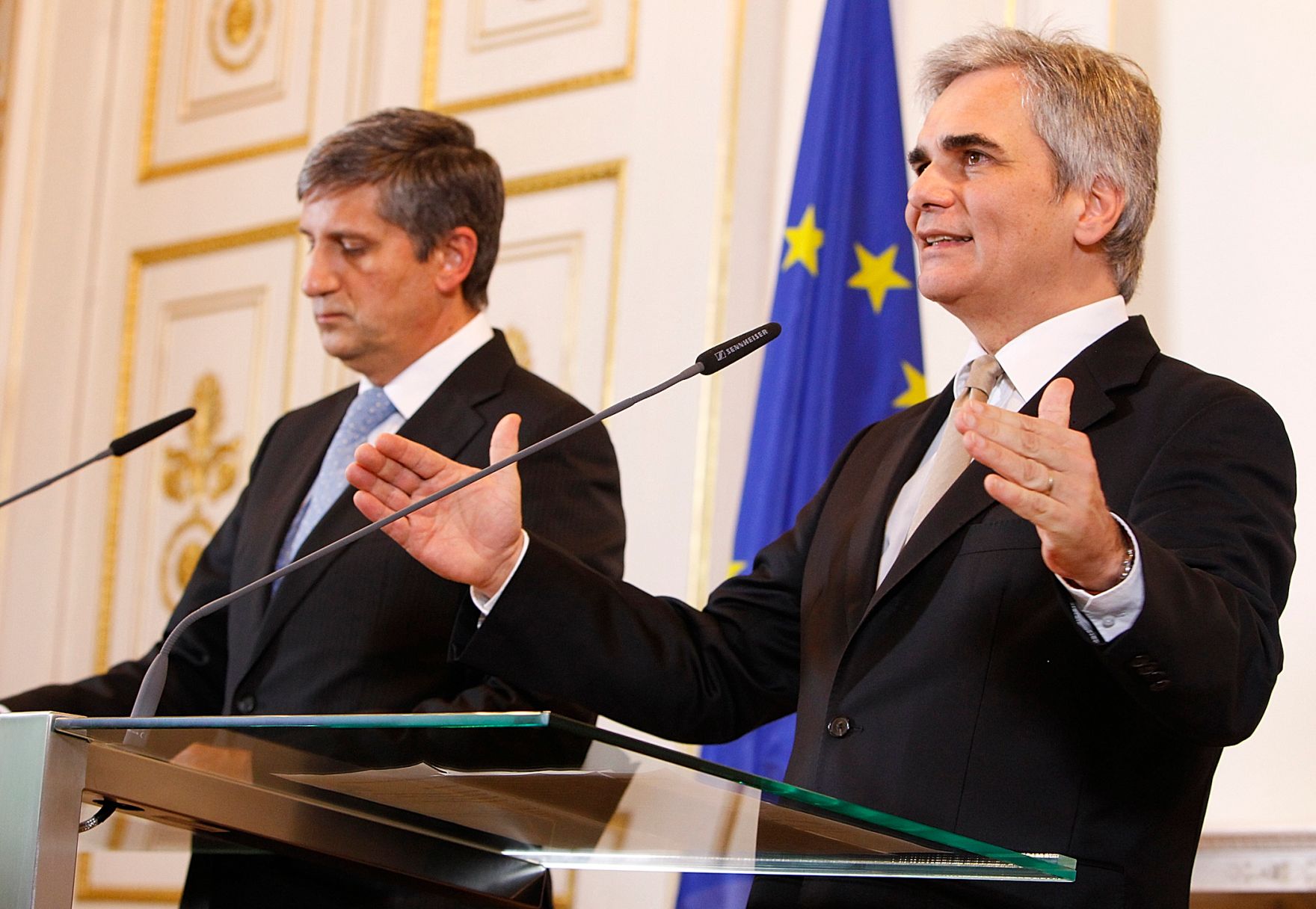 Bundeskanzler Werner Faymann (r.) mit Au&szlig;enminister und Vizekanzler Michael Spindelegger (l.) beim Pressefoyer nach dem Ministerrat am 29. November 2011 im Bundeskanzleramt.