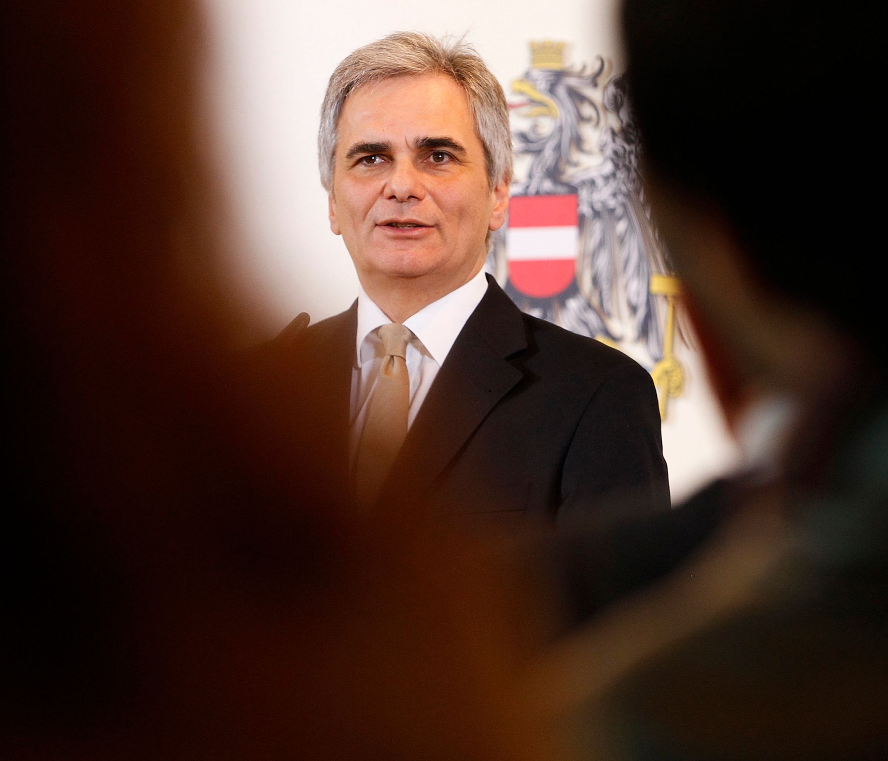 Bundeskanzler Werner Faymann beim Pressefoyer nach dem Ministerrat am 29. November 2011 im Bundeskanzleramt.