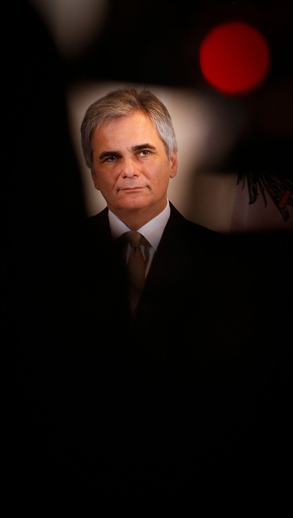 Bundeskanzler Werner Faymann beim Pressefoyer nach dem Ministerrat am 29. November 2011 im Bundeskanzleramt.