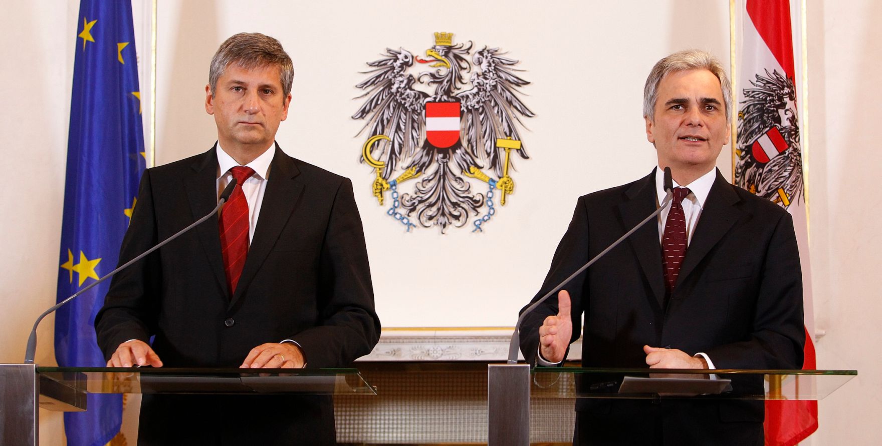 Bundeskanzler Werner Faymann (r.) mit Au&szlig;enminister und Vizekanzler Michael Spindelegger (l.) beim Pressefoyer nach dem Ministerrat am 22. November 2011 im Bundeskanzleramt.