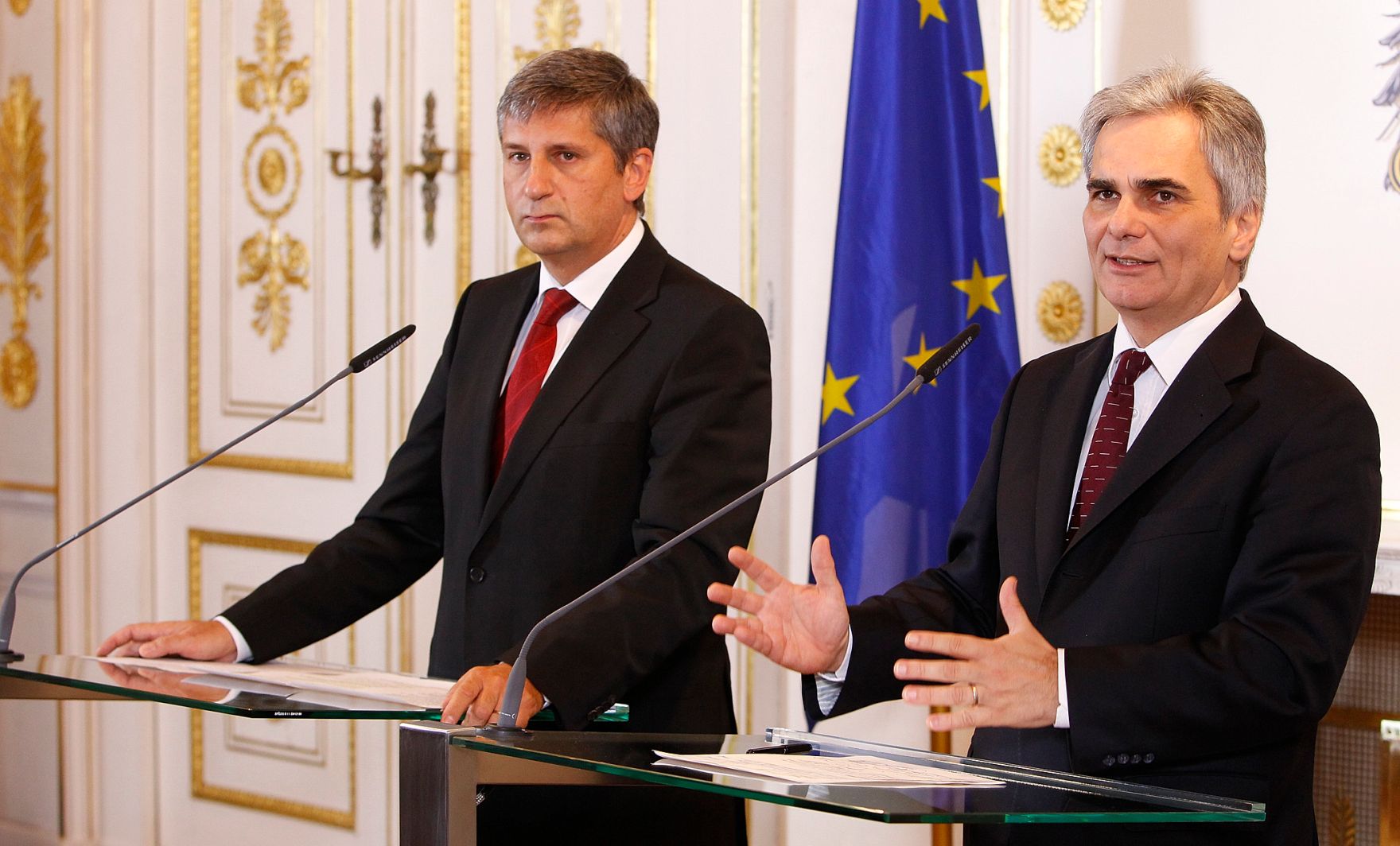 Bundeskanzler Werner Faymann (r.) mit Au&szlig;enminister und Vizekanzler Michael Spindelegger (l.) beim Pressefoyer nach dem Ministerrat am 22. November 2011 im Bundeskanzleramt.