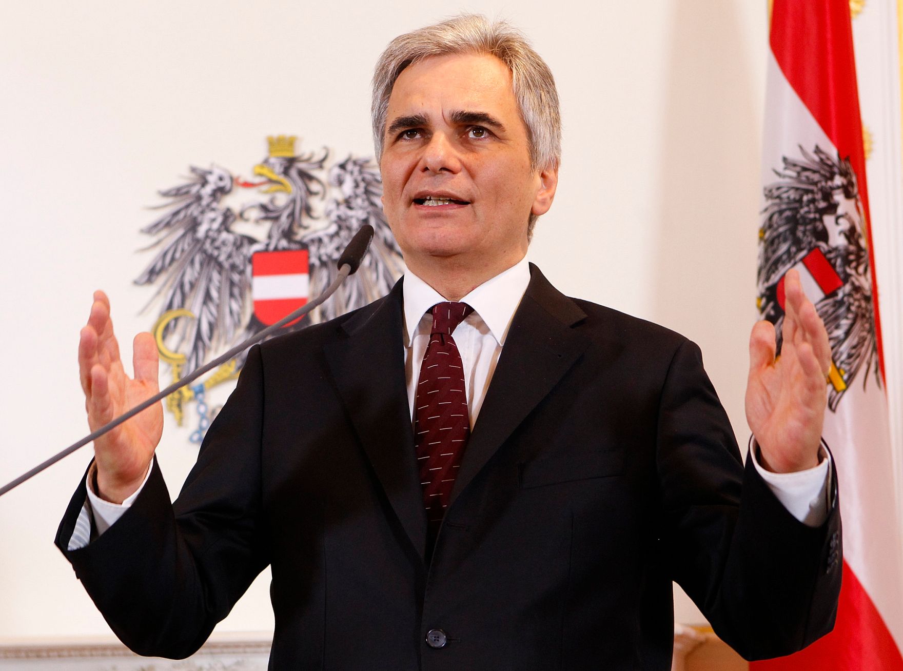 Bundeskanzler Werner Faymann beim Pressefoyer nach dem Ministerrat am 22. November 2011 im Bundeskanzleramt.