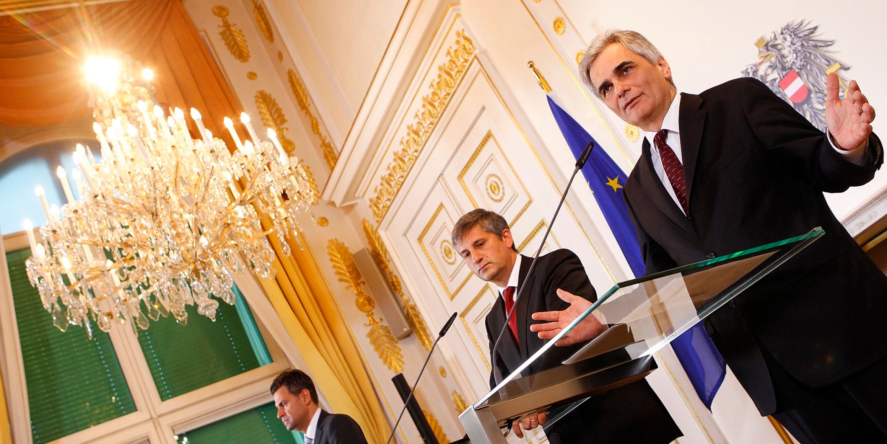 Bundeskanzler Werner Faymann (r.) mit Au&szlig;enminister und Vizekanzler Michael Spindelegger (l.) beim Pressefoyer nach dem Ministerrat am 22. November 2011 im Bundeskanzleramt.