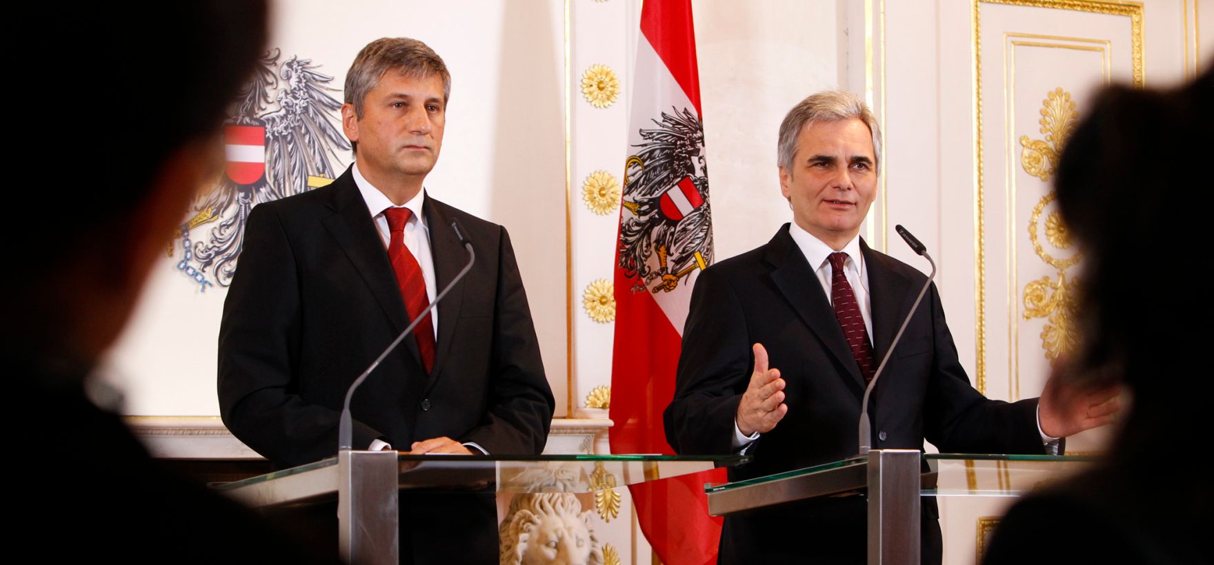 Bundeskanzler Werner Faymann (r.) mit Au&szlig;enminister und Vizekanzler Michael Spindelegger (l.) beim Pressefoyer nach dem Ministerrat am 22. November 2011 im Bundeskanzleramt.