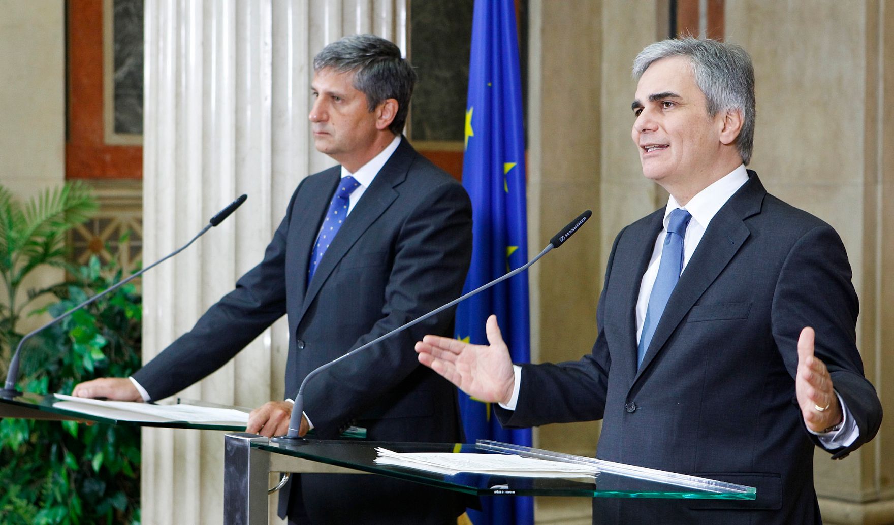 Bundeskanzler Werner Faymann (r.) und Au&szlig;enminister und Vizekanzler Michael Spindelegger (l.) beim Pressefoyer nach dem Ministerrat am 15. November 2011 im Parlament.