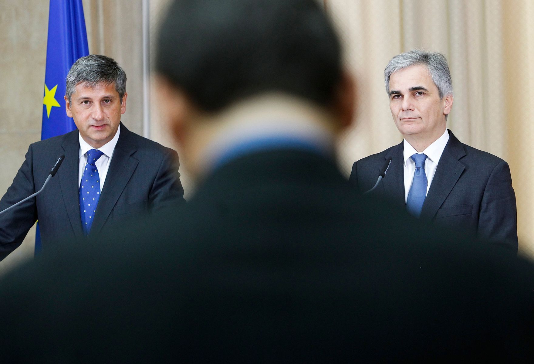 Bundeskanzler Werner Faymann (r.) und Au&szlig;enminister und Vizekanzler Michael Spindelegger (l.) beim Pressefoyer nach dem Ministerrat am 15. November 2011 im Parlament.