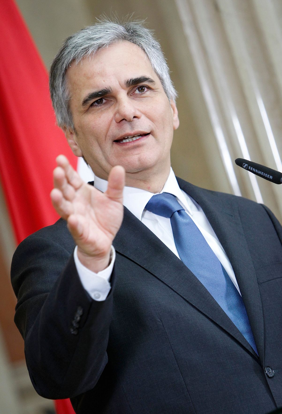 Bundeskanzler Werner Faymann beim Pressefoyer nach dem Ministerrat am 15. November 2011 im Parlament.