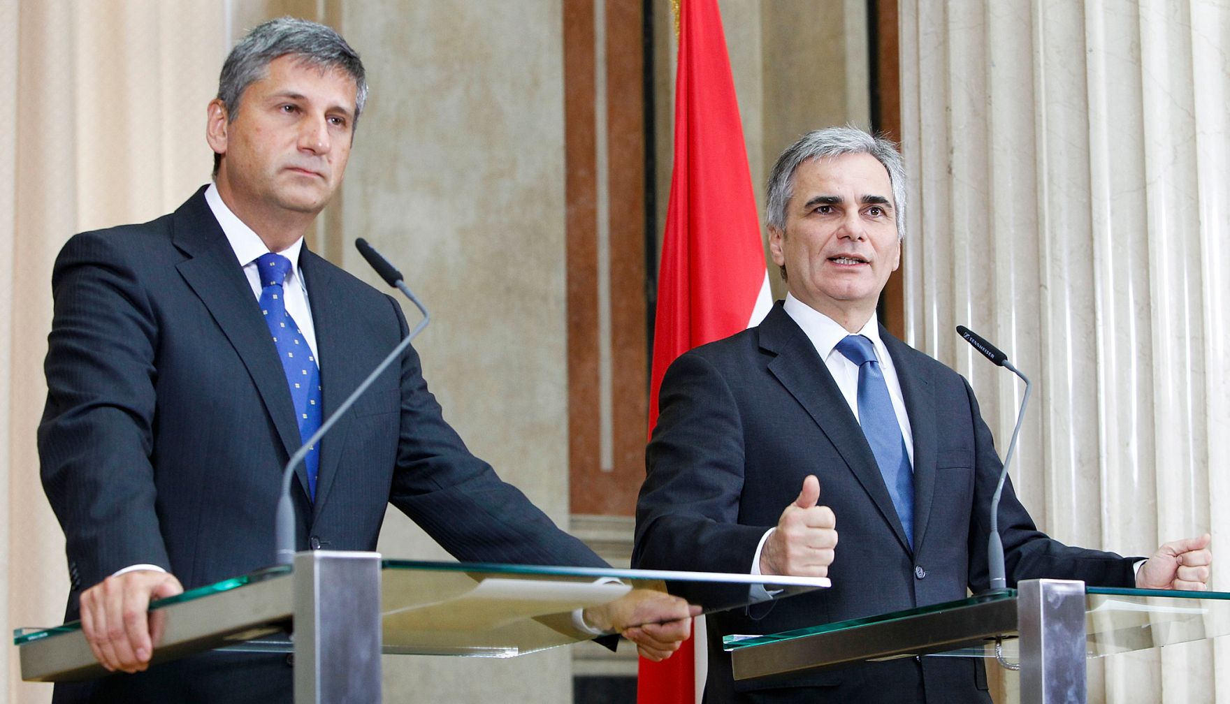 Bundeskanzler Werner Faymann (r.) und Au&szlig;enminister und Vizekanzler Michael Spindelegger (l.) beim Pressefoyer nach dem Ministerrat am 15. November 2011 im Parlament.